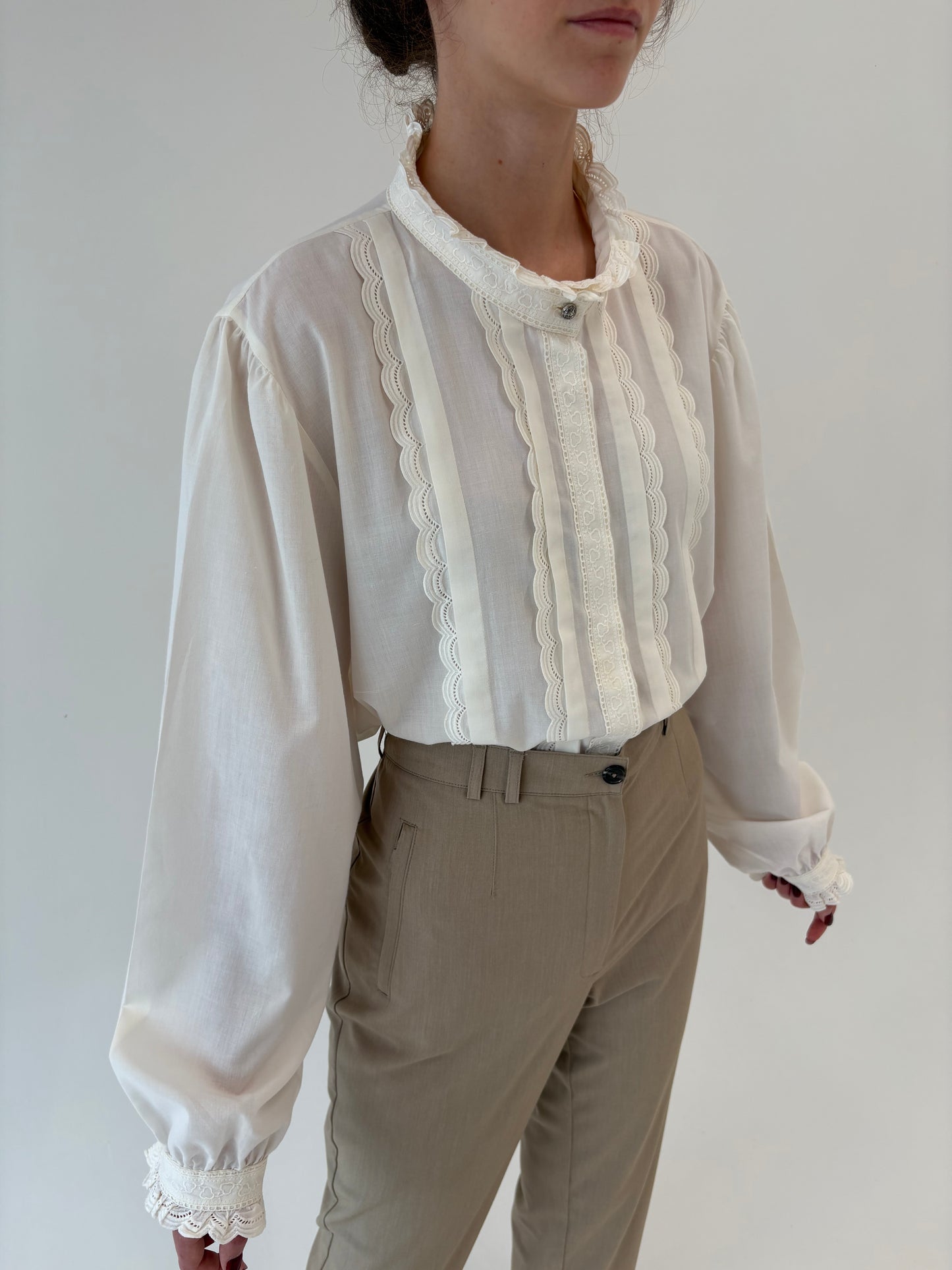 Cămașa vintage butter white cu broderie angoaise și inserții superbe de dantelă