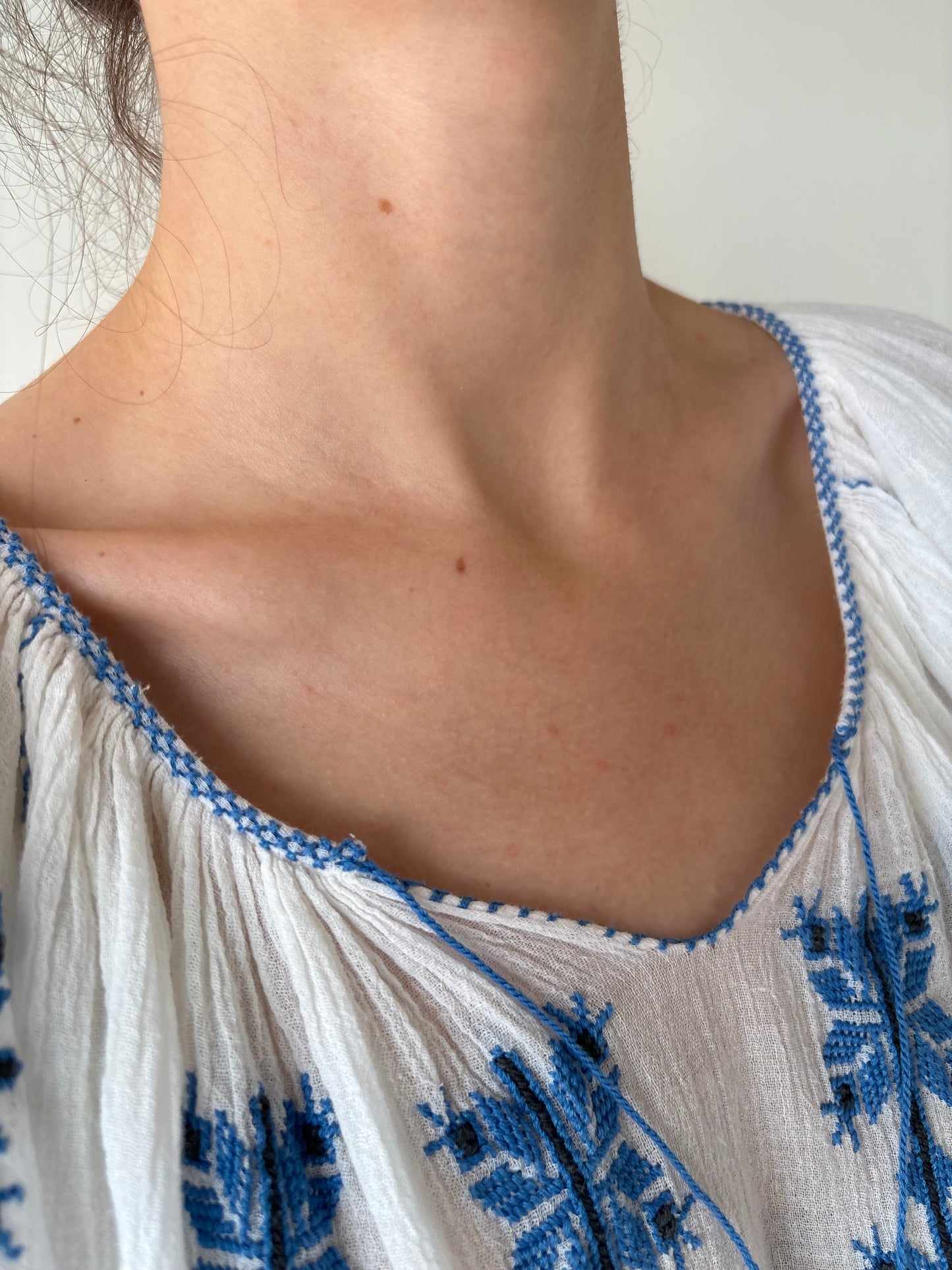 Top excepțional din pânză moale cu broderie manuală delicată