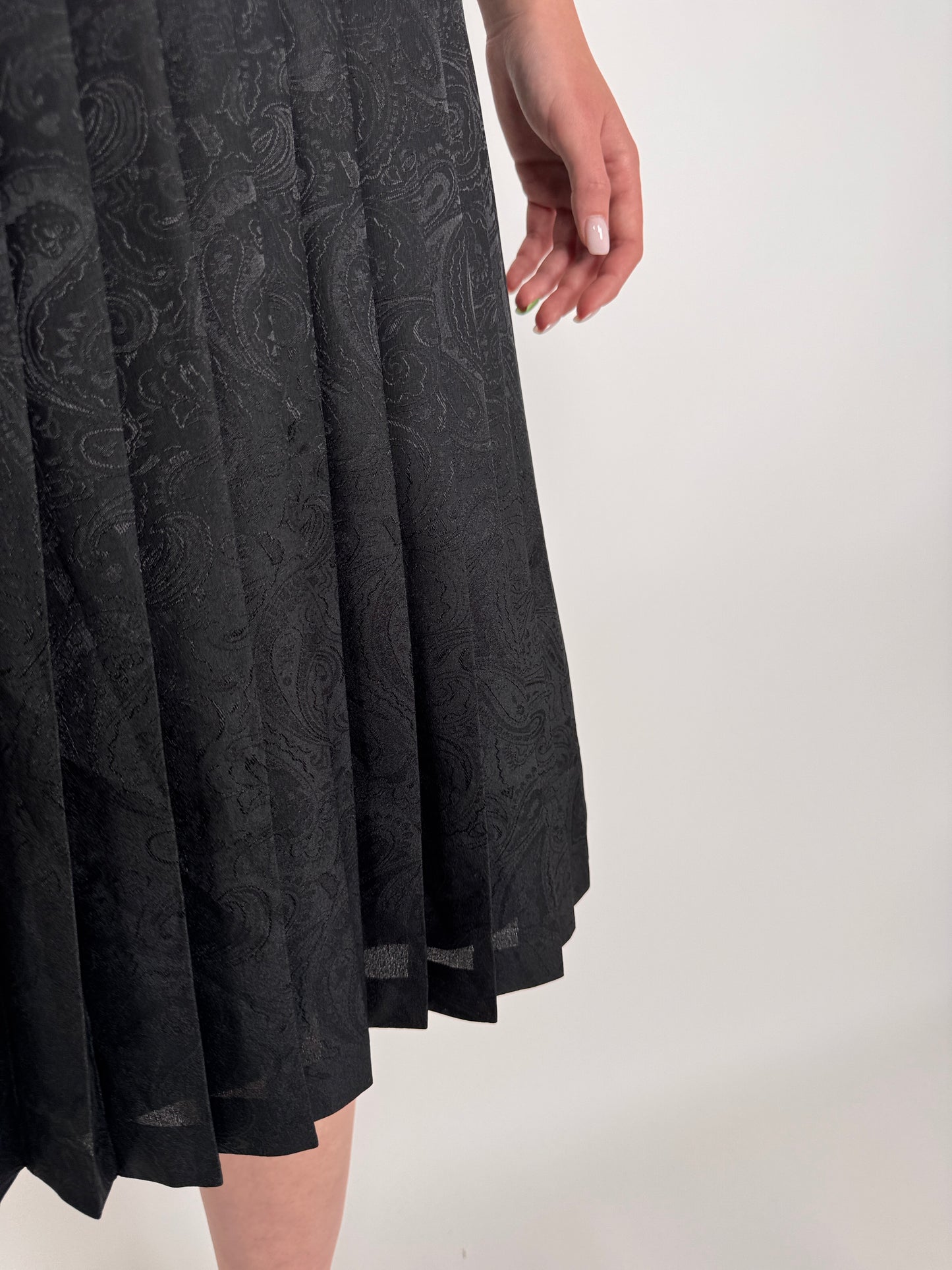 Fustă vintage neagră plisată cu print paisley texturat