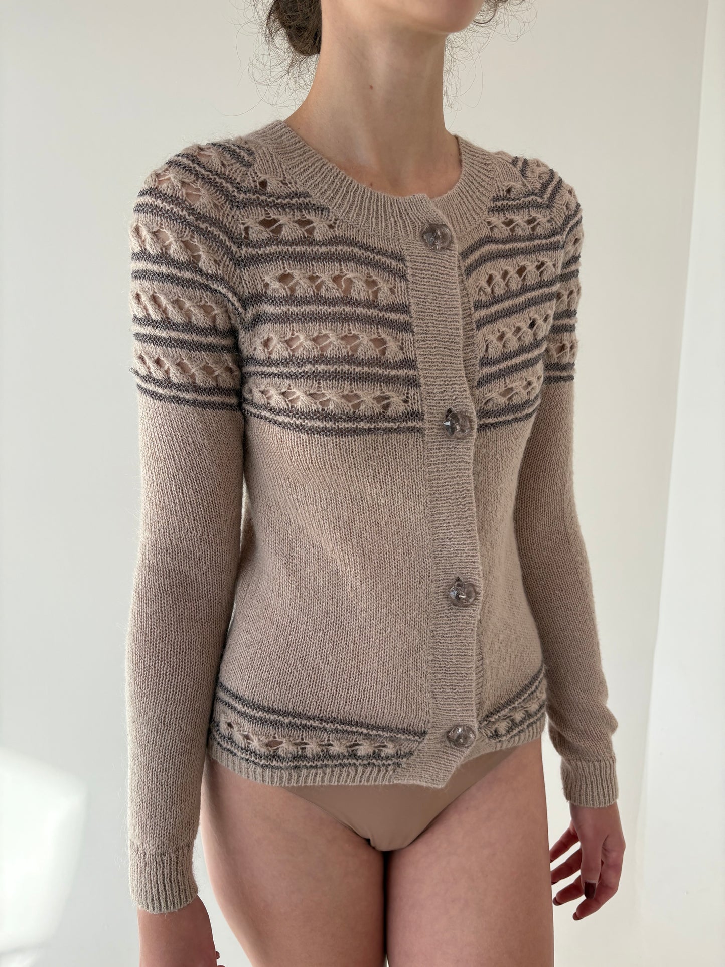 Cardigan nude usir cambrat din mix de baby mohair cu lucrătură dantelată