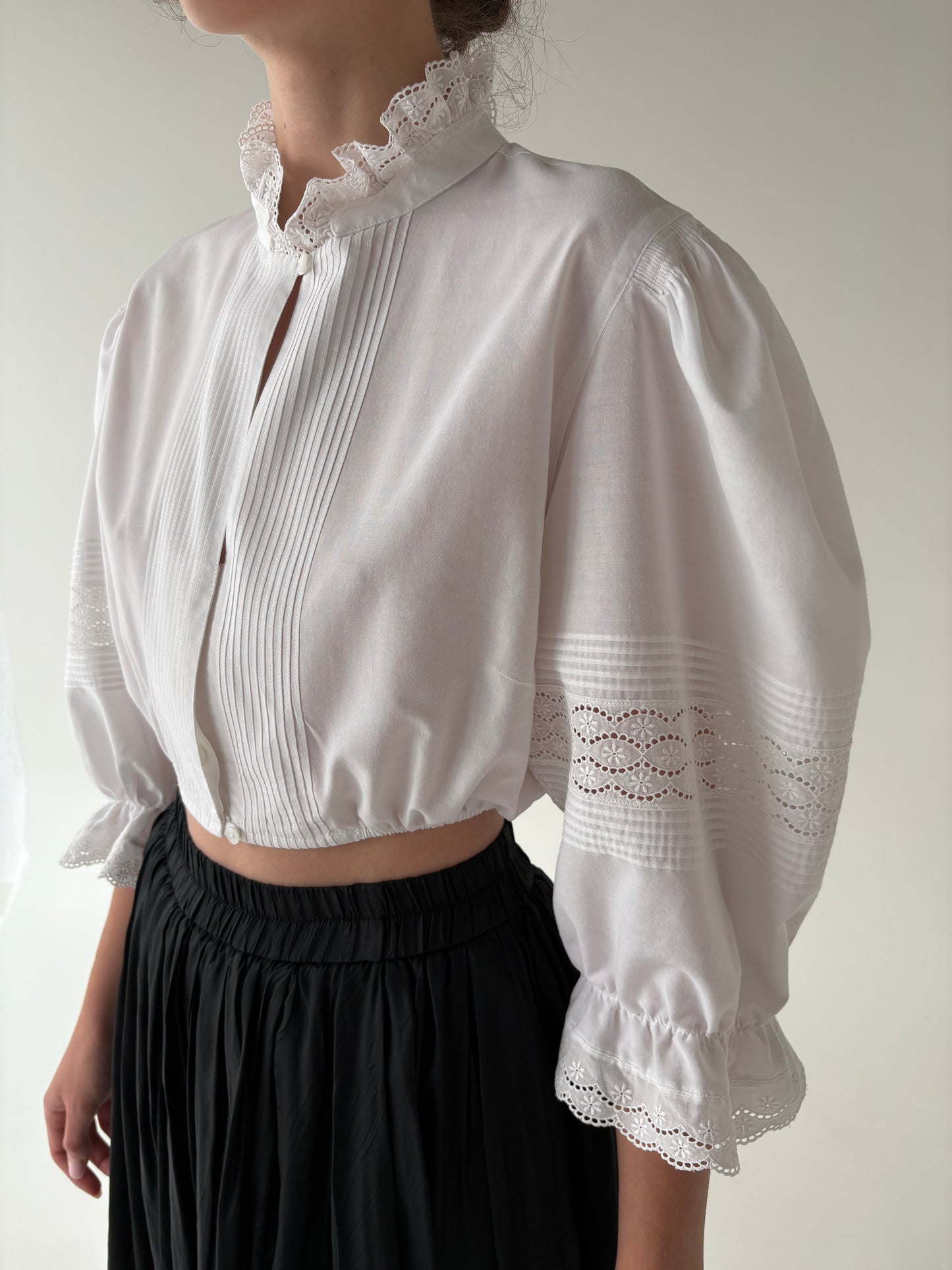 Top vintage cropped din panzica de bumbac cu broderie anglaise