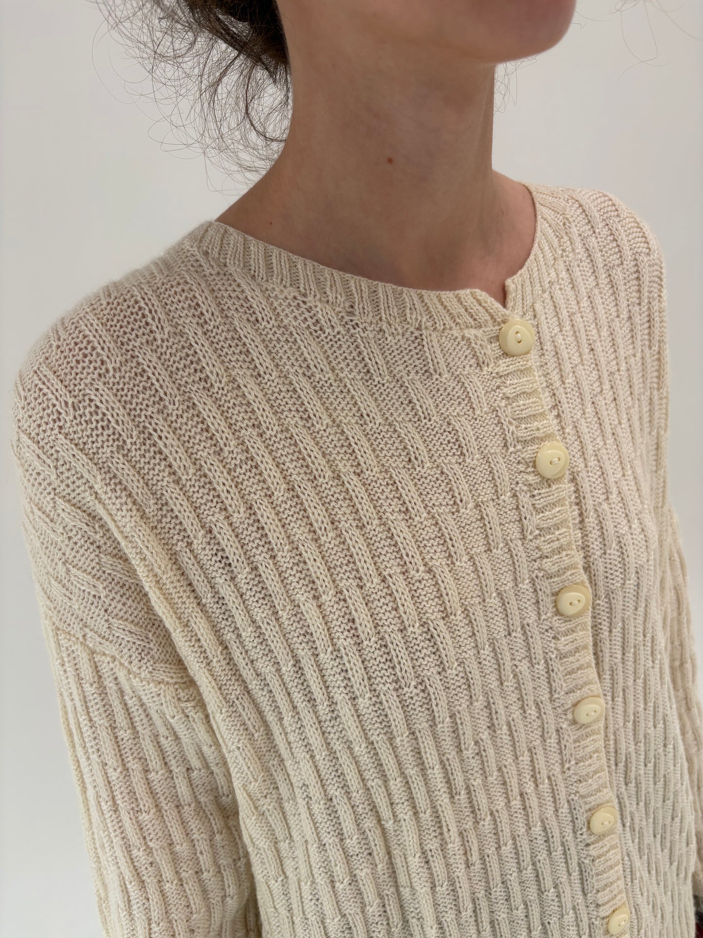 Cardigan butter white vintage lucrat manual din lana extrafina texturată