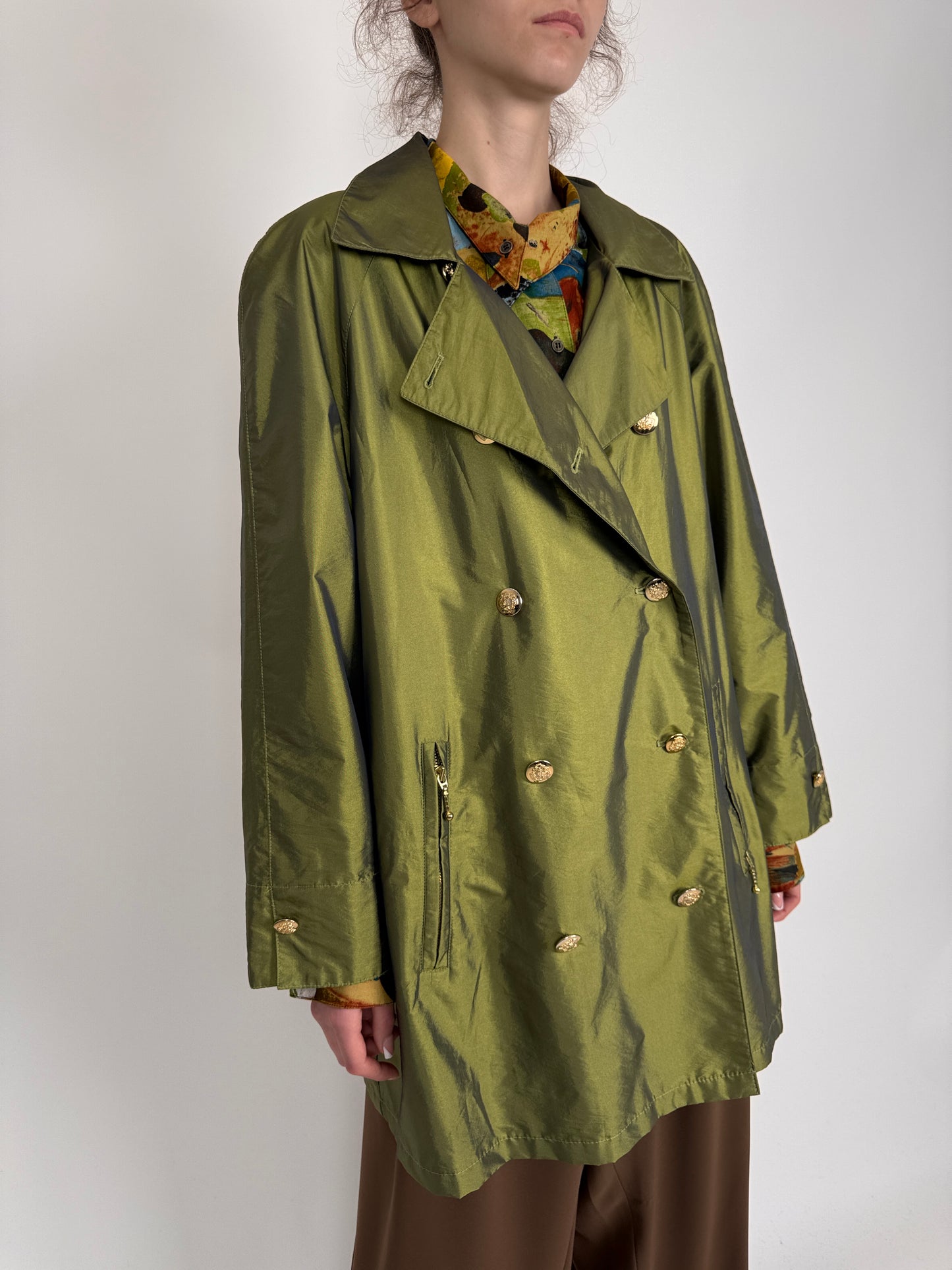 Trench perlat verde Sage cu nasturi aurii și închidere dublă