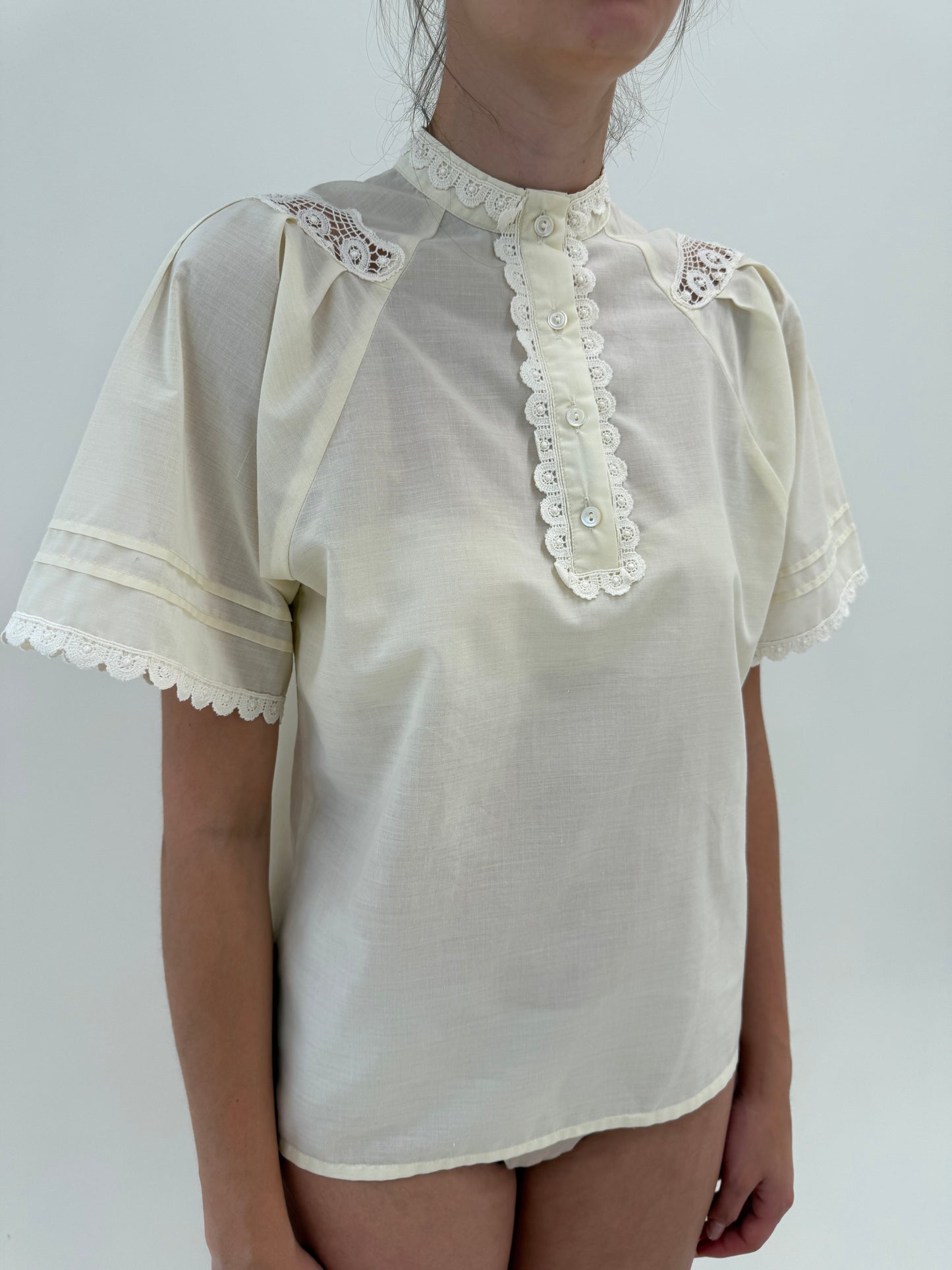 Cămașa vintage pale butter yellow cu inserții de dantelă macrame lucrată manual
