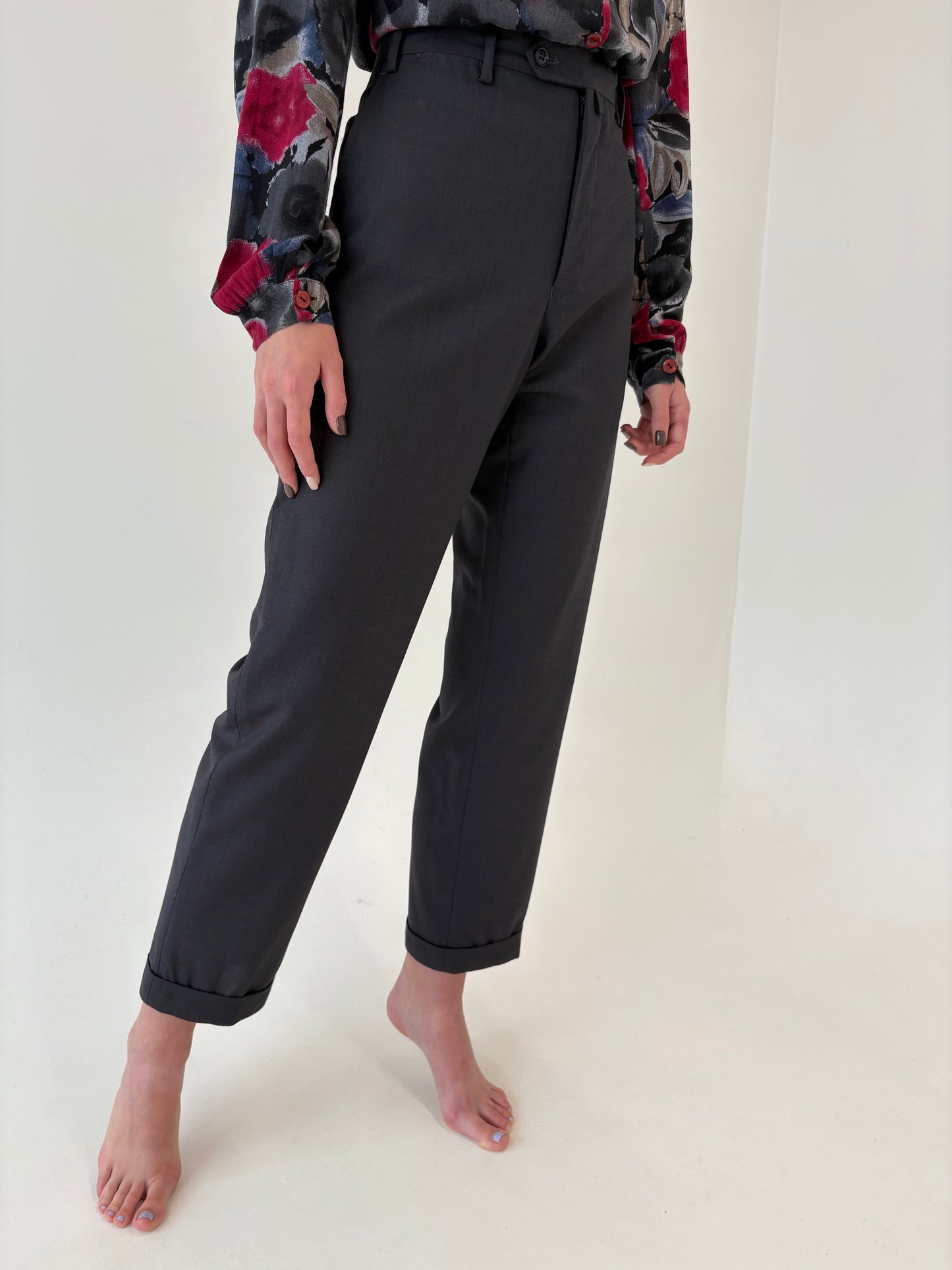 Costum charcoal gray de la business la seara din stofita ușor satinata