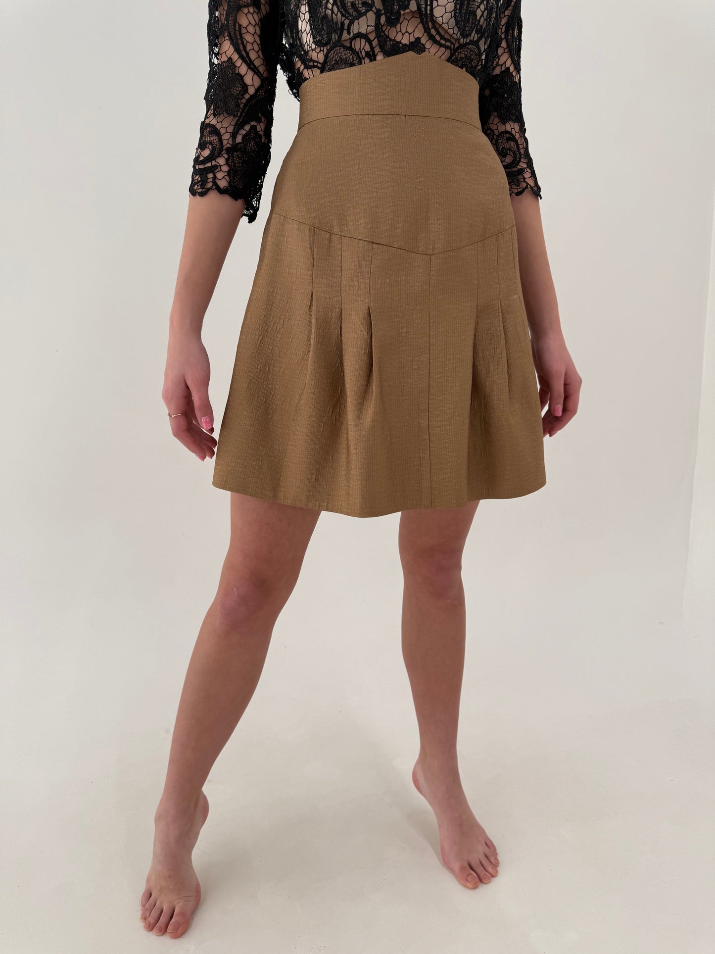 Fustă camel gold din mătase naturală shantung cu efect 3D fin