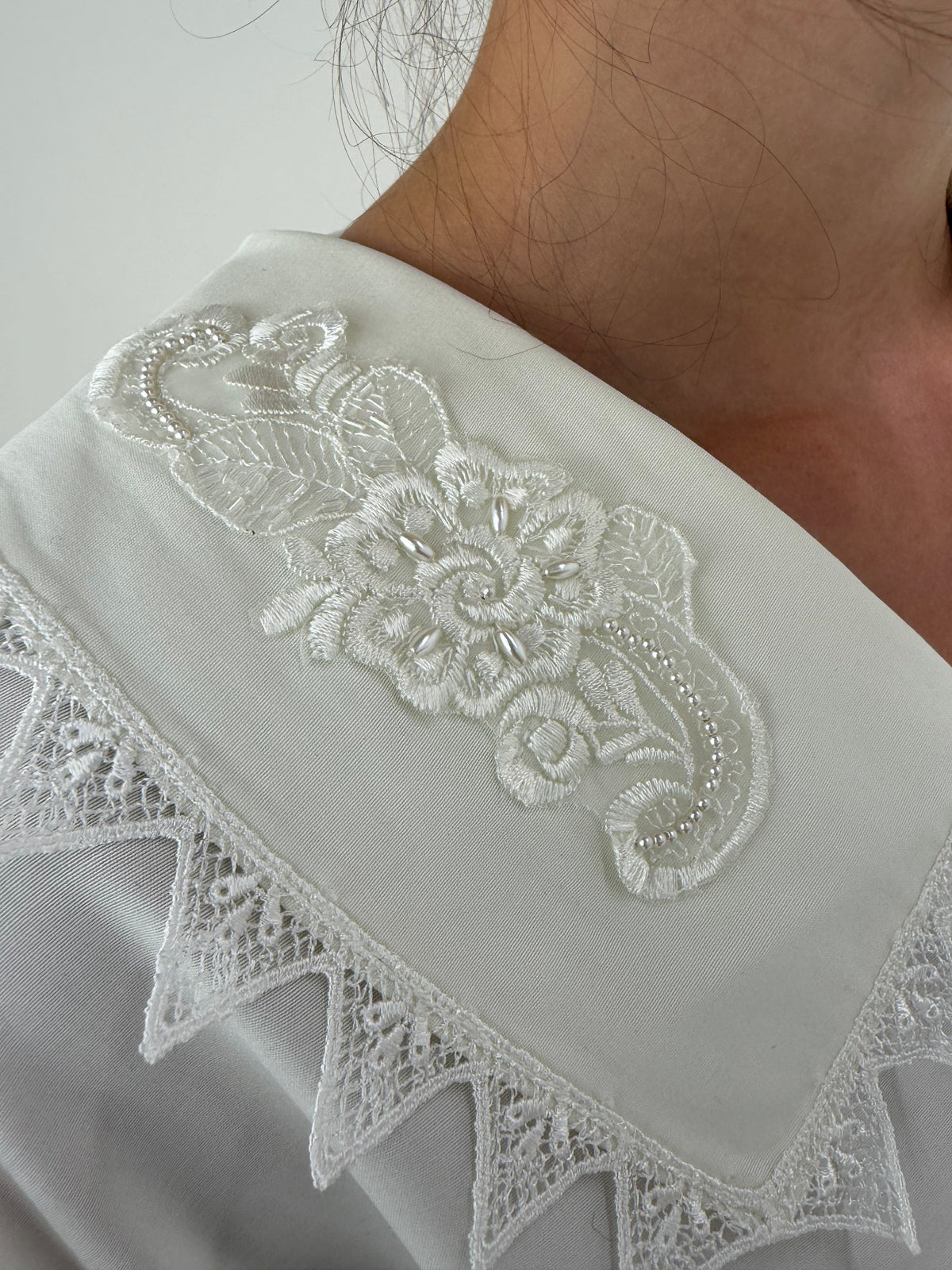 Cămașa vintage cu efect de peplum și aplicații de dantelă și perle