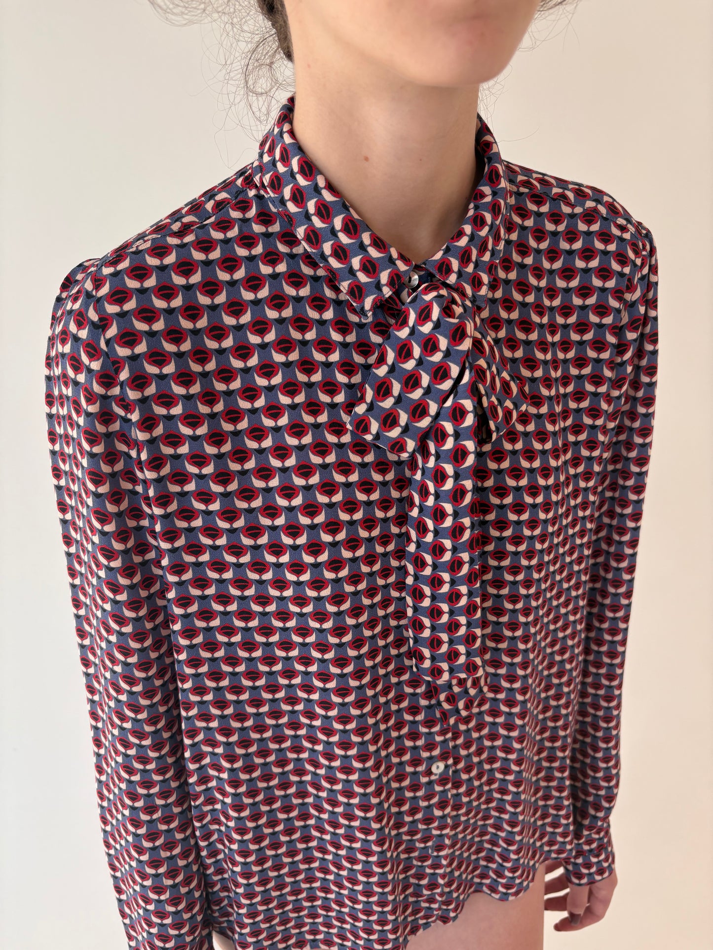 Cămașa de brand luxury italian cu print geometric și eșarfă