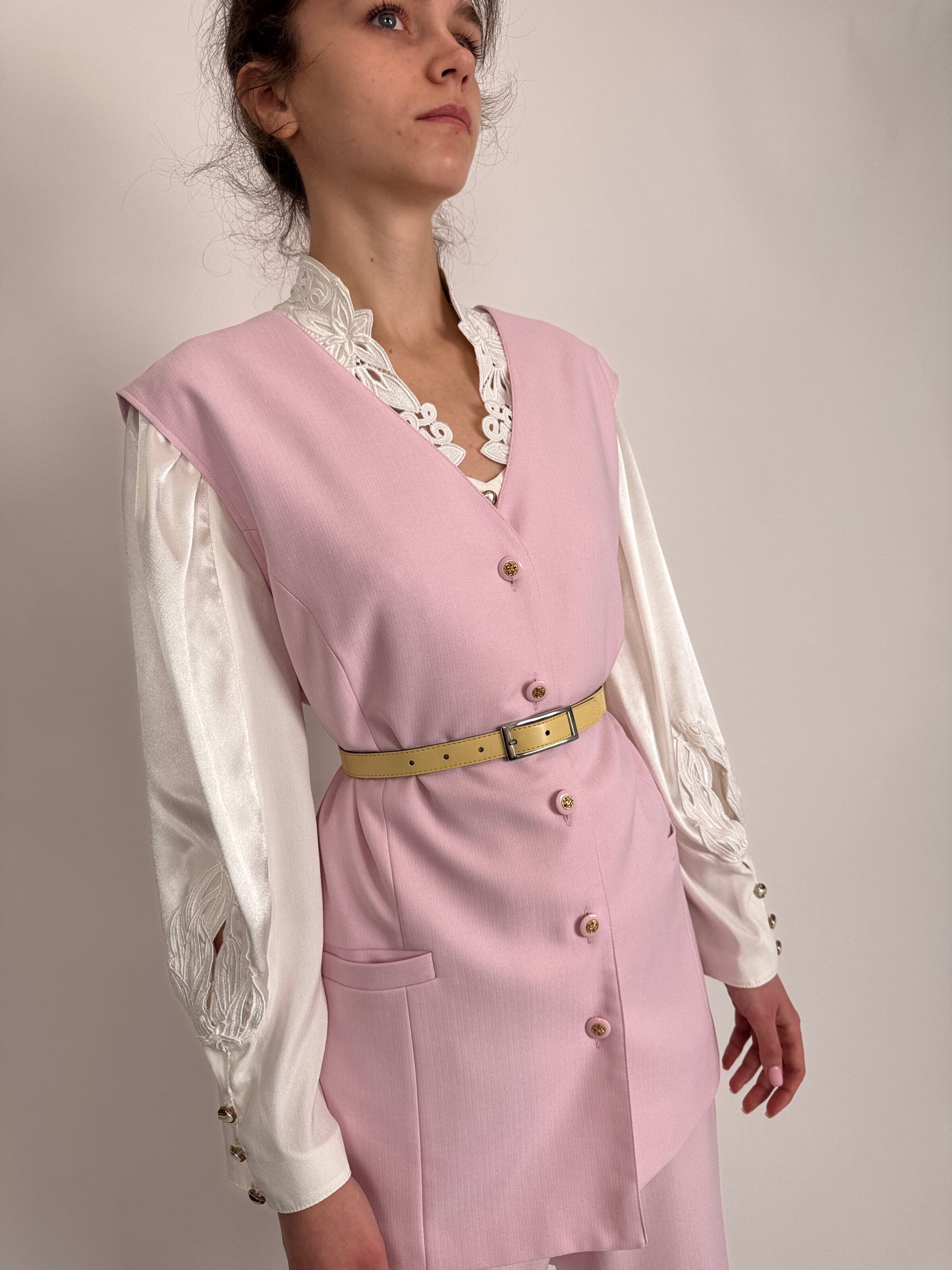 Costum baby pink cu vesta cambrata și pantaloni cu talie elastică