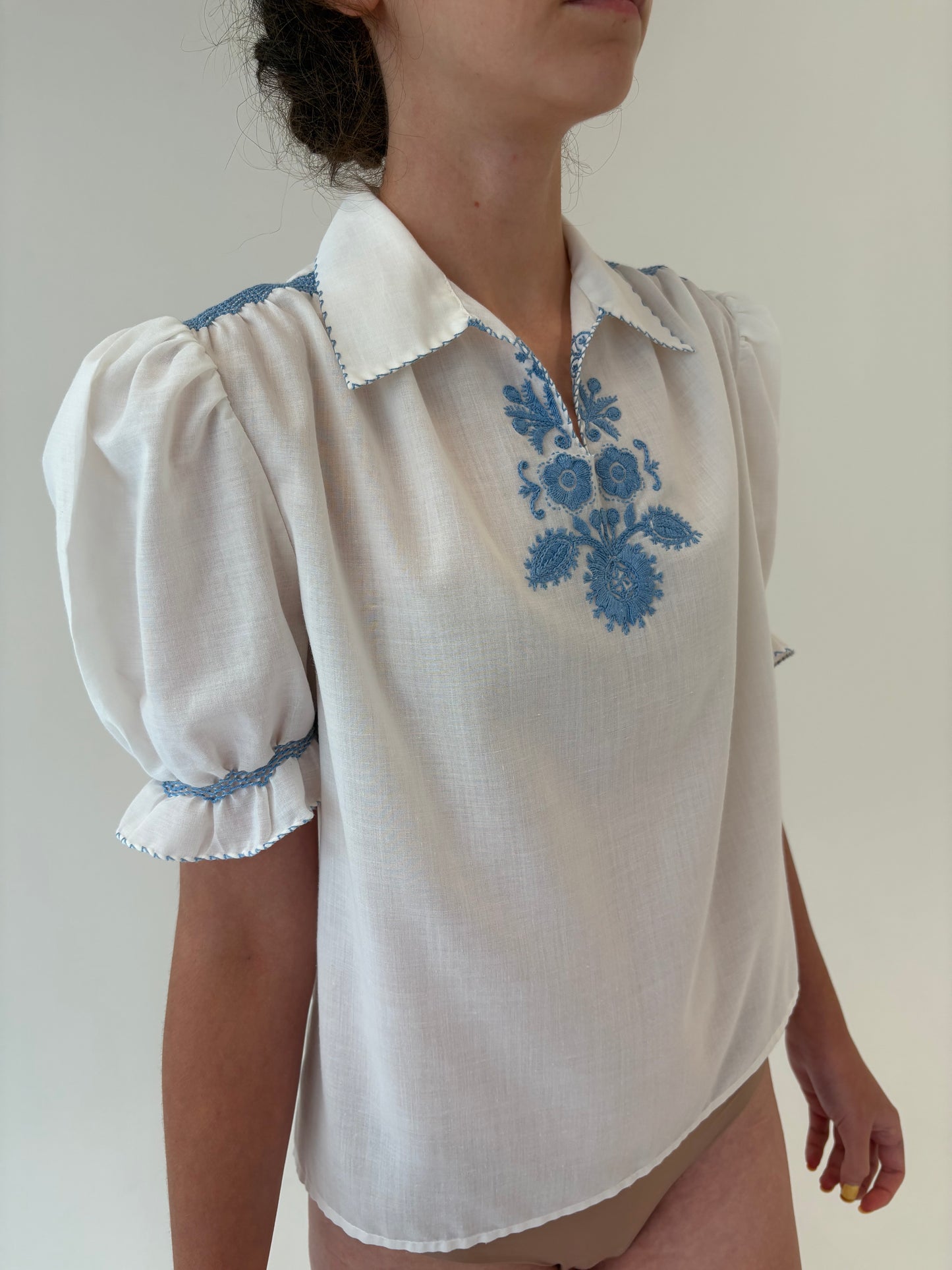 Top vintage din panzica cu broderie manuală excepțională baby blue