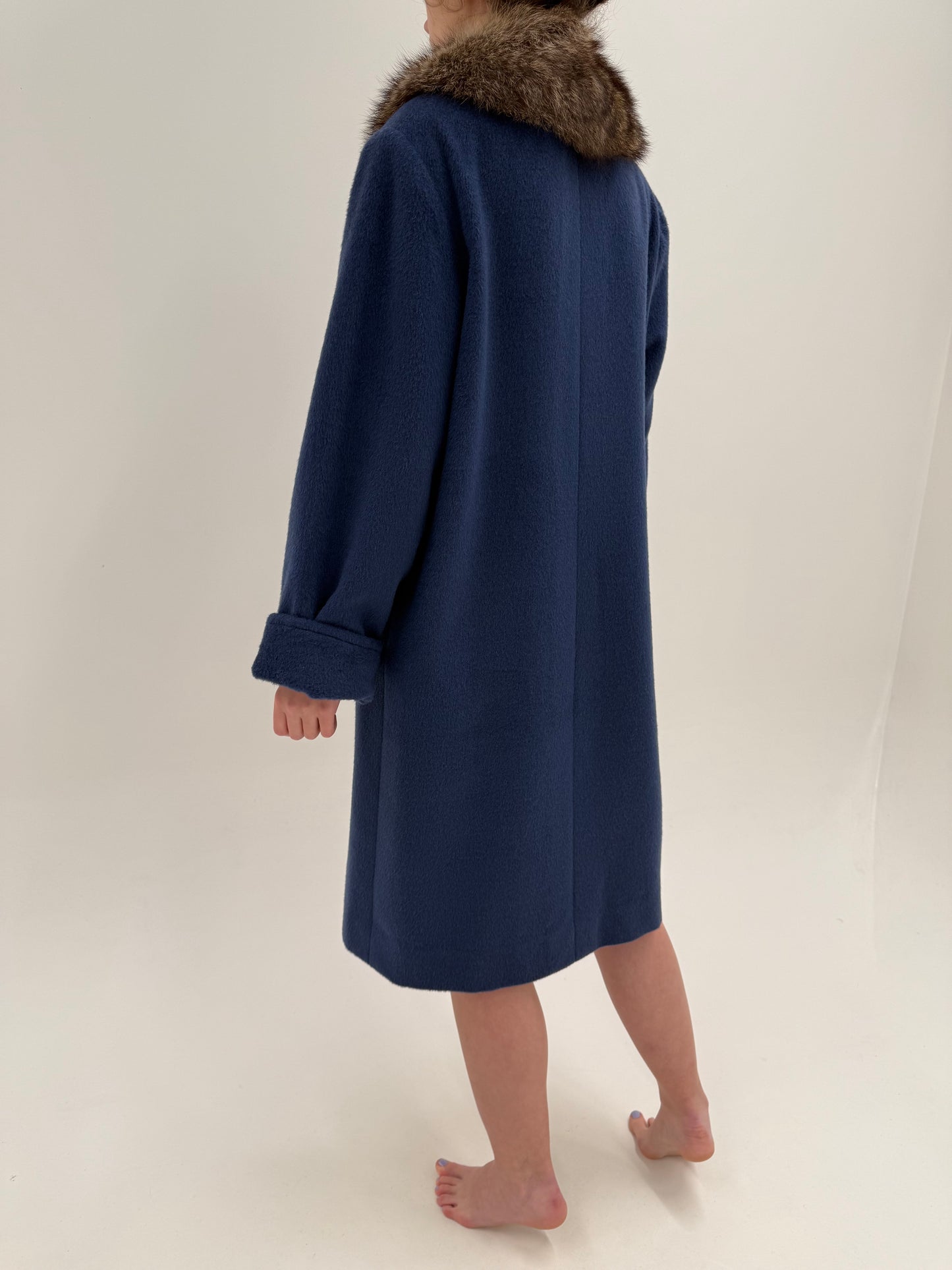 Palton vintage în croi minimalist din lana groasă cu guler amplu de blană naturală