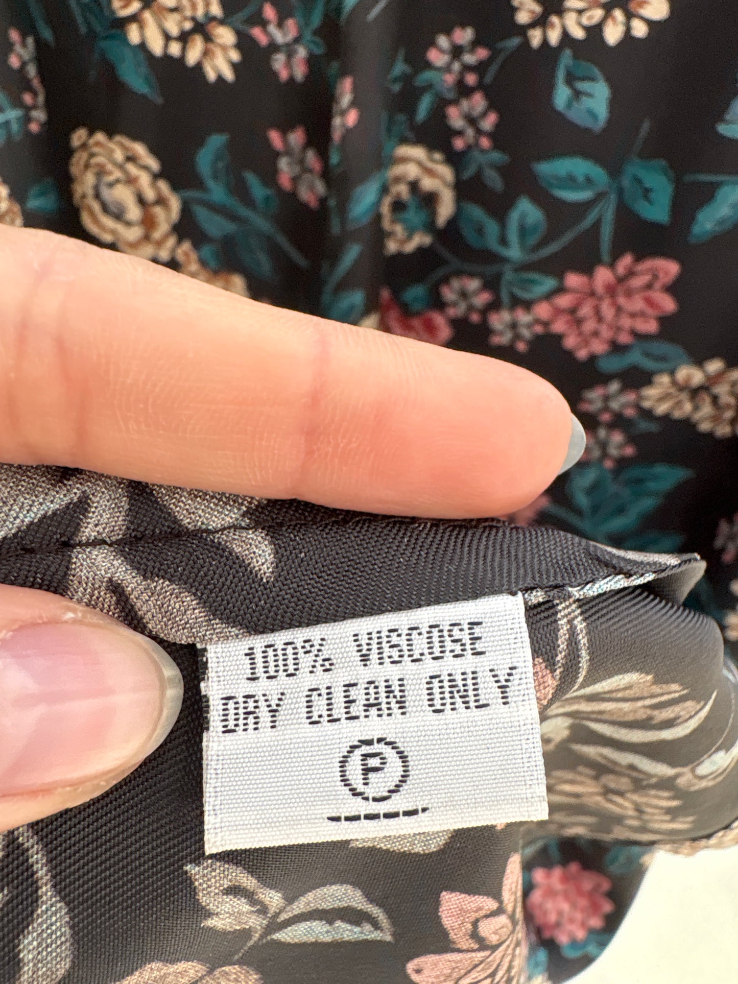 Fustă maxi satinata neagră cu print floral în bie de la zi la seară