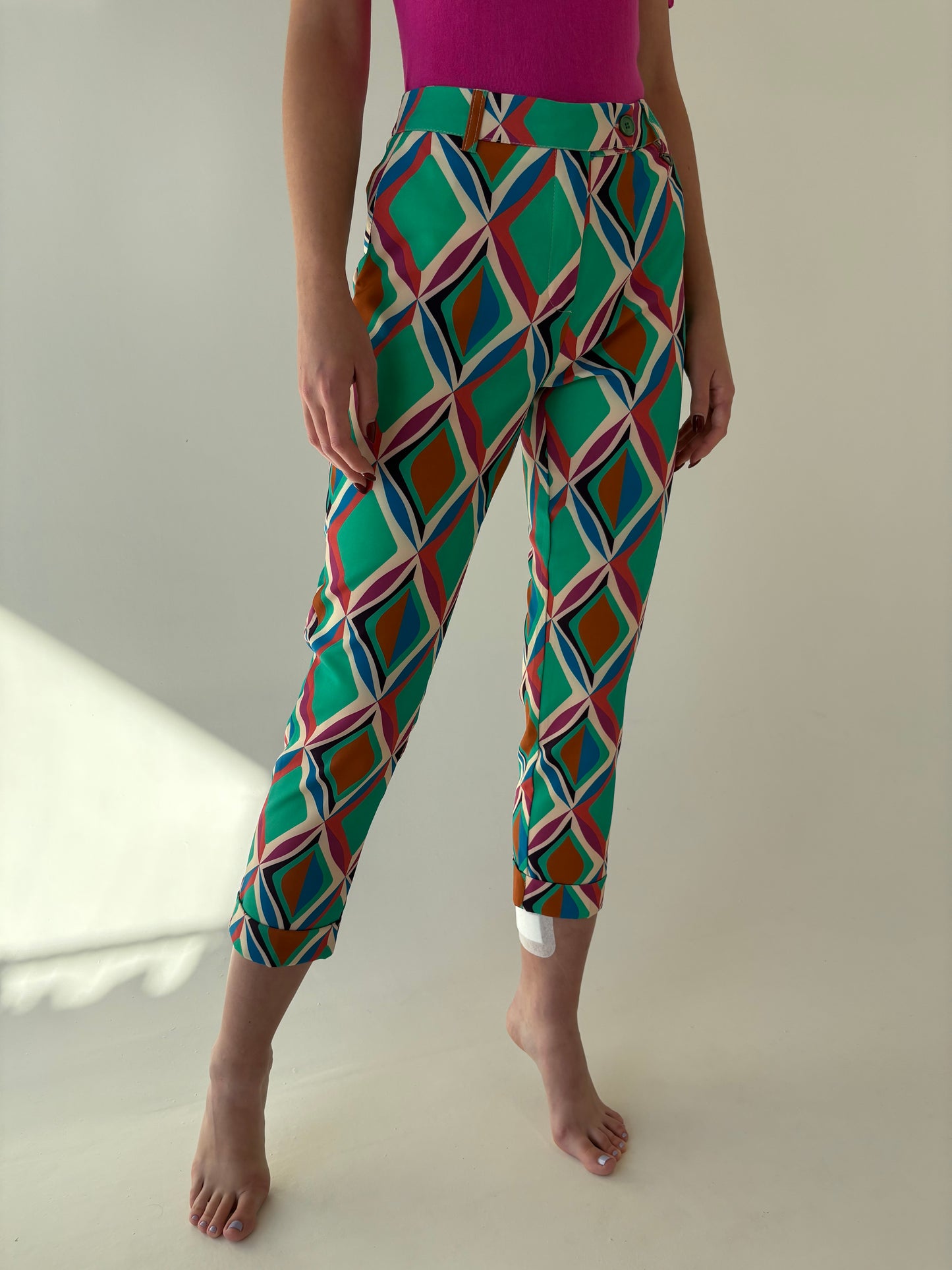 Costum italian în croi modern cu print în culori tari
