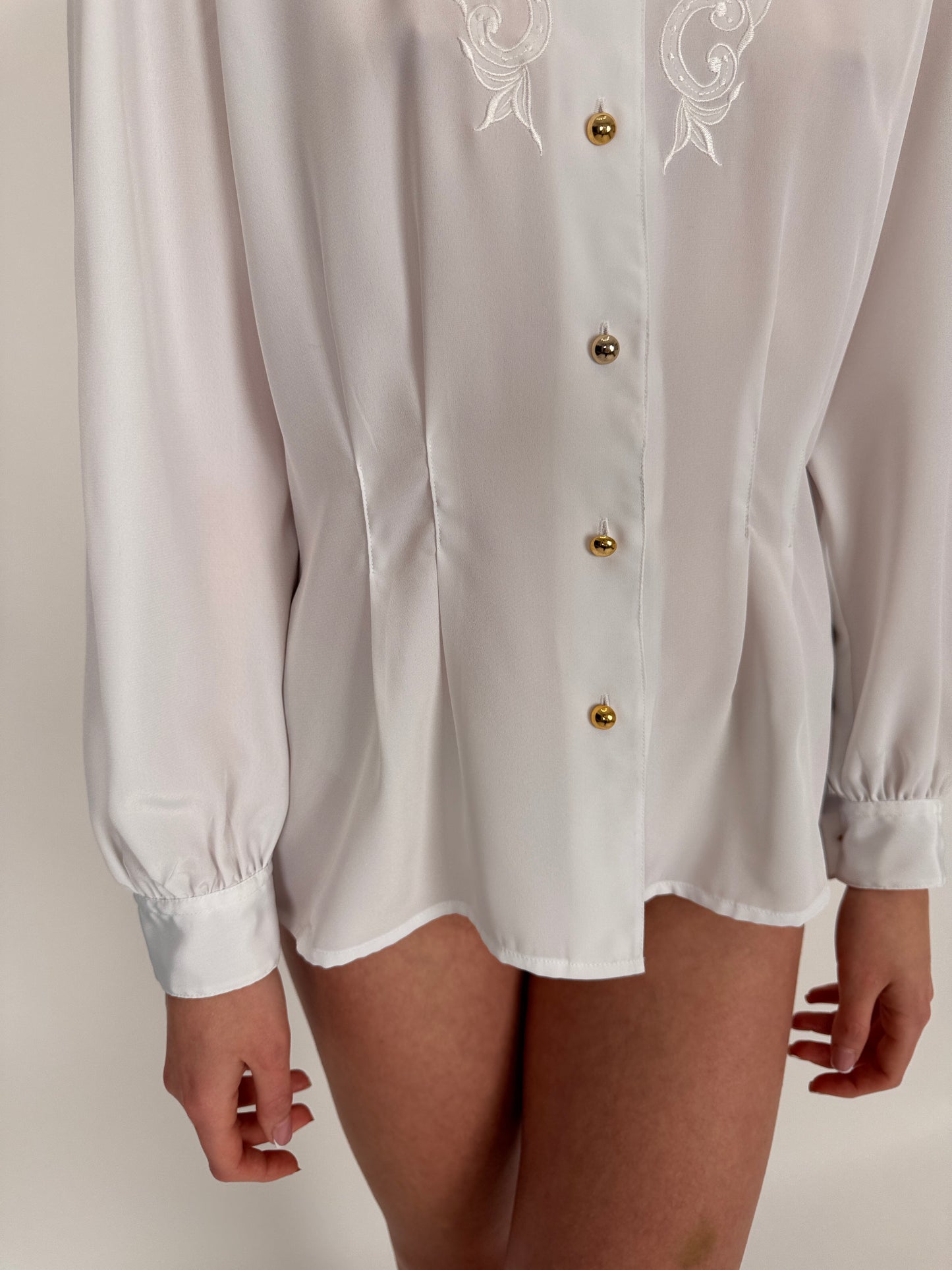 Cămașa vintage ușor cambrata cu broderie anglaise