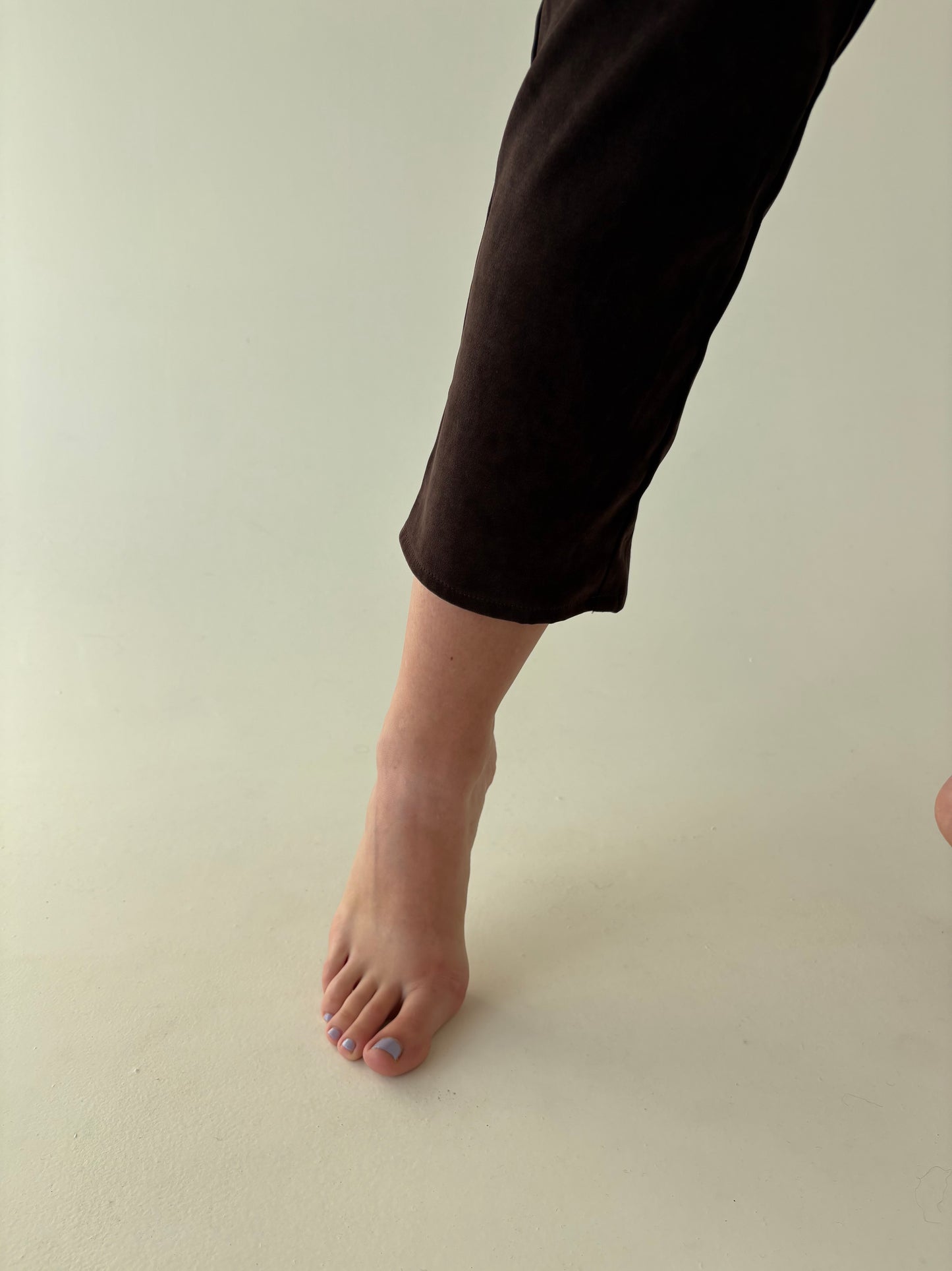 Pantaloni țigaretă chocolate brown cu talie ultra înaltă și aspect de piele întoarsă