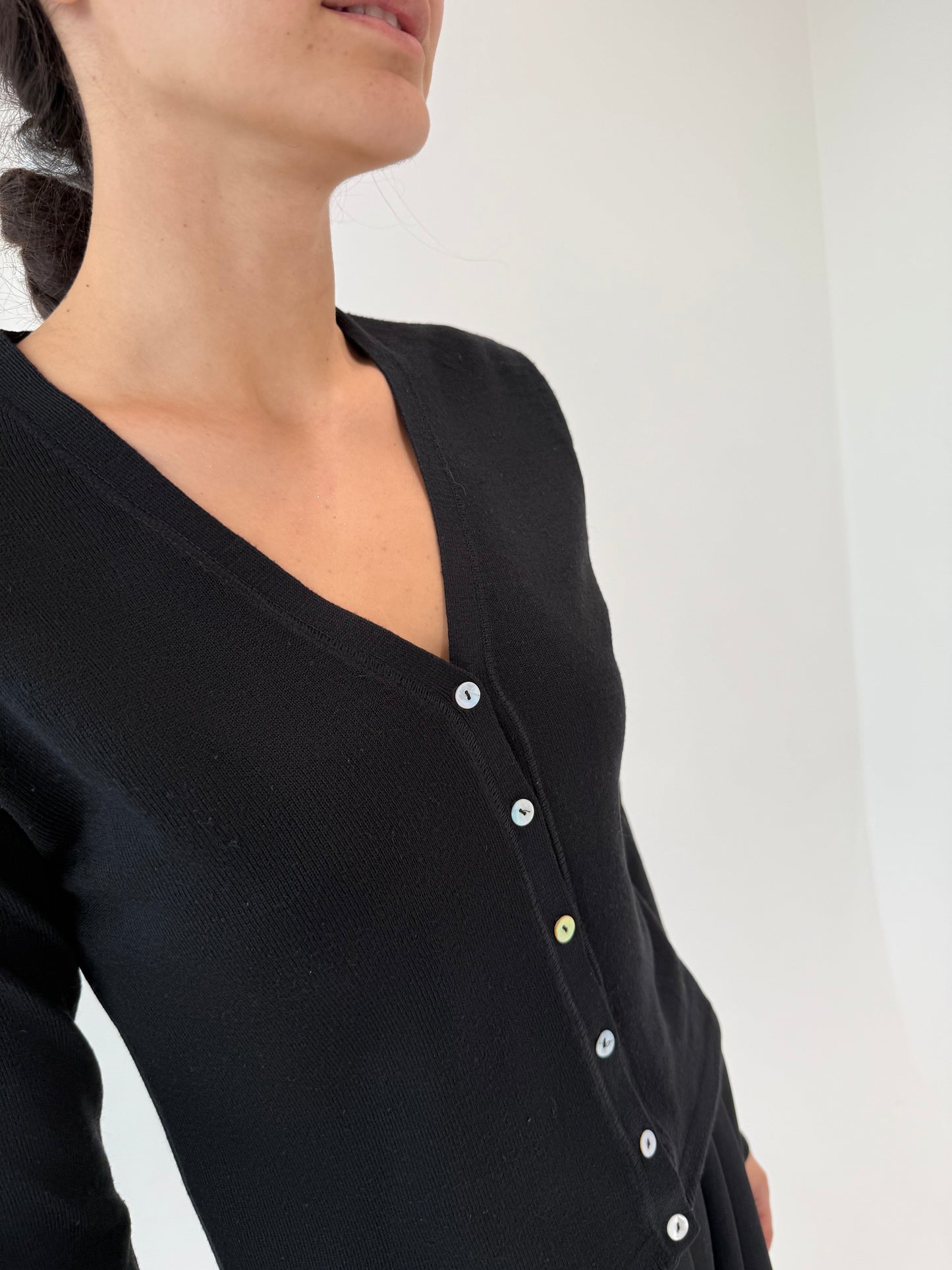 Cardigan negru ușor cambrat din mix de lana extrafina cu mâneci evazate