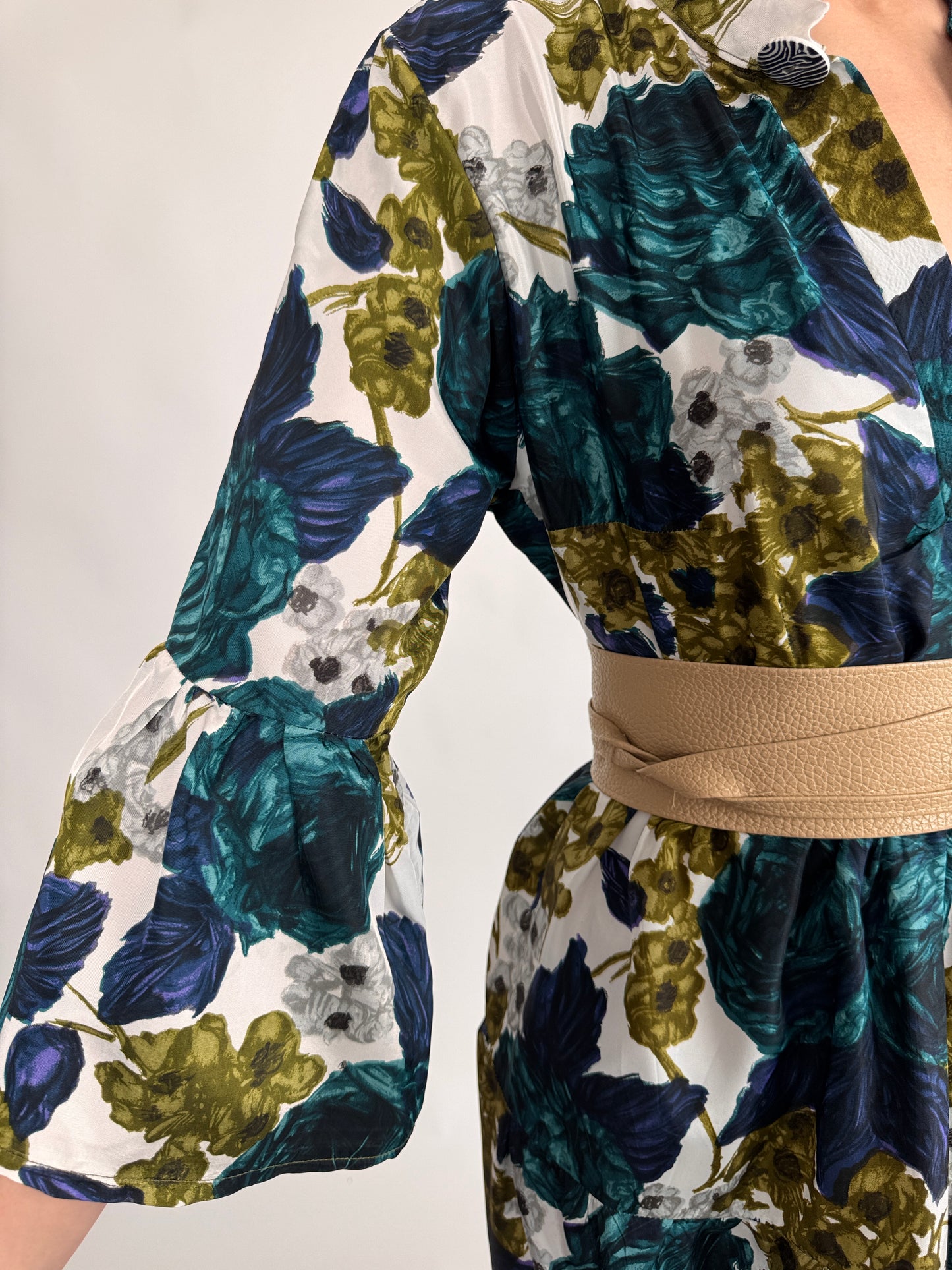 Rochie cu print floral superb în croi lejer și mâneci evazate