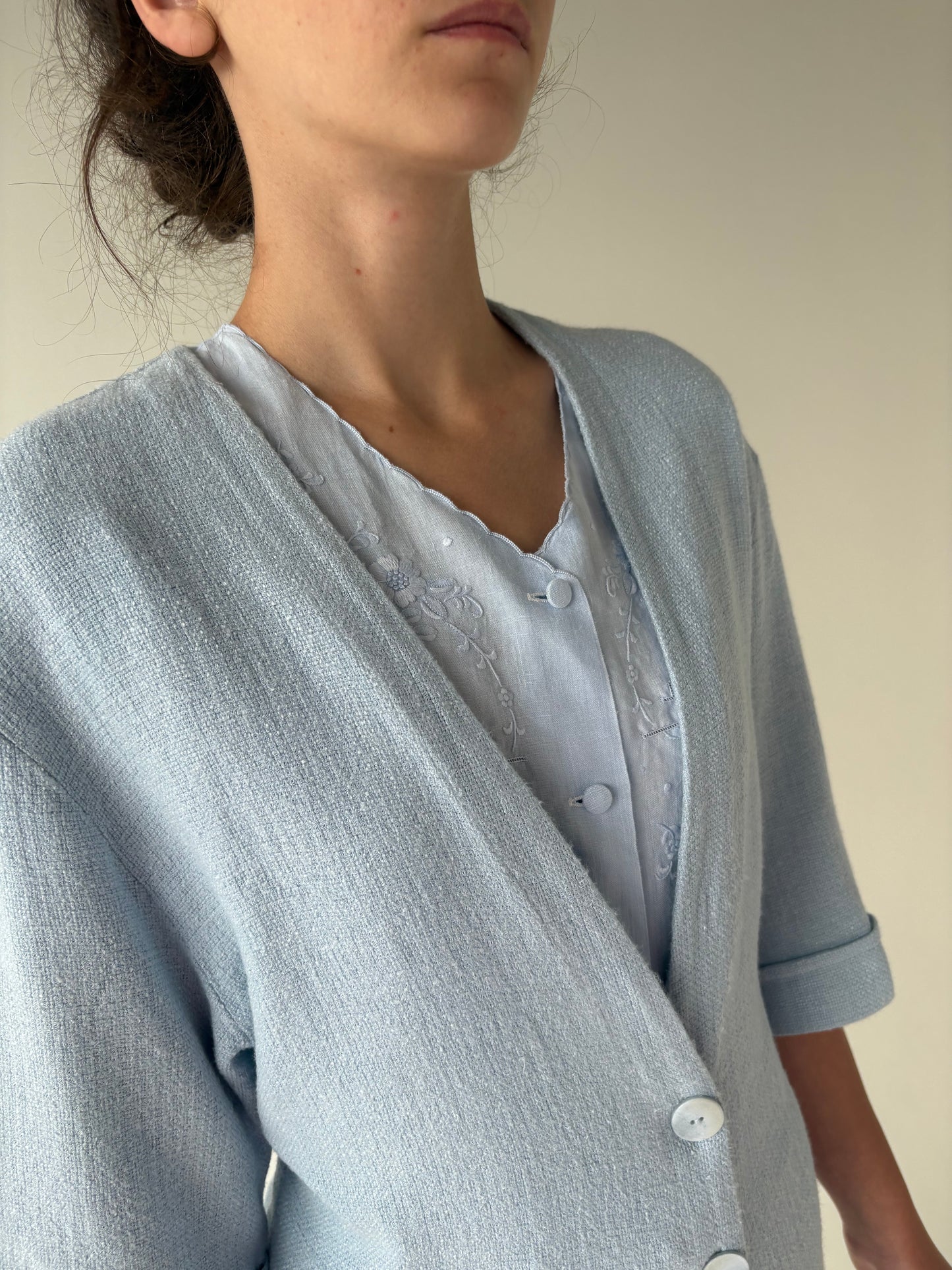 Sacou baby Blue în croi ușor cambrat on croi minimalist cu șlițuri laterale