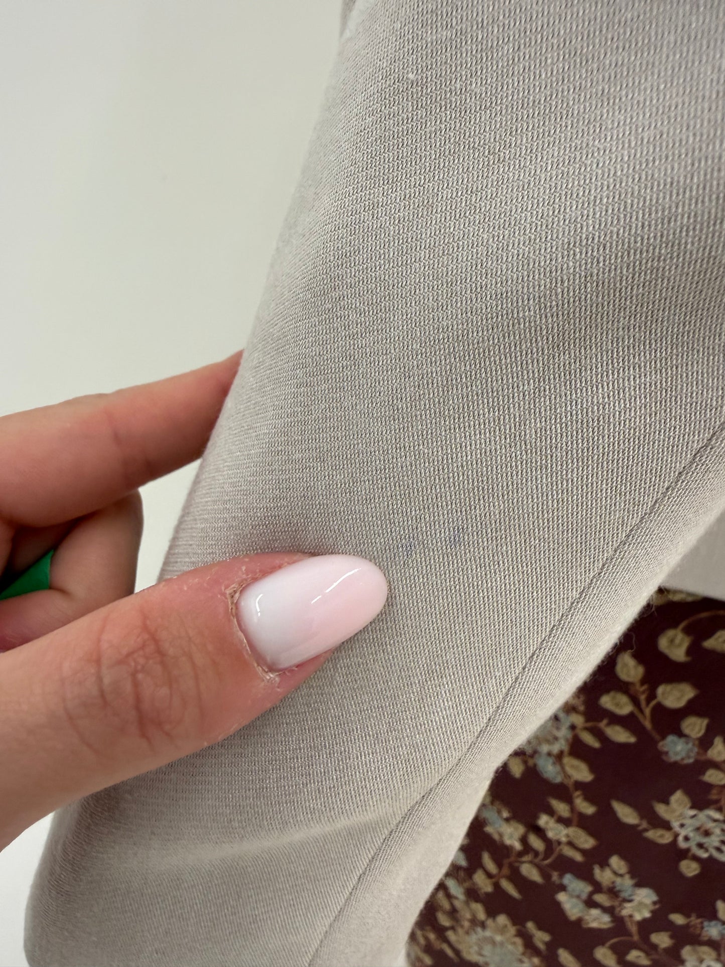 Sacou cambrat warm gray de vară în croi minimalist