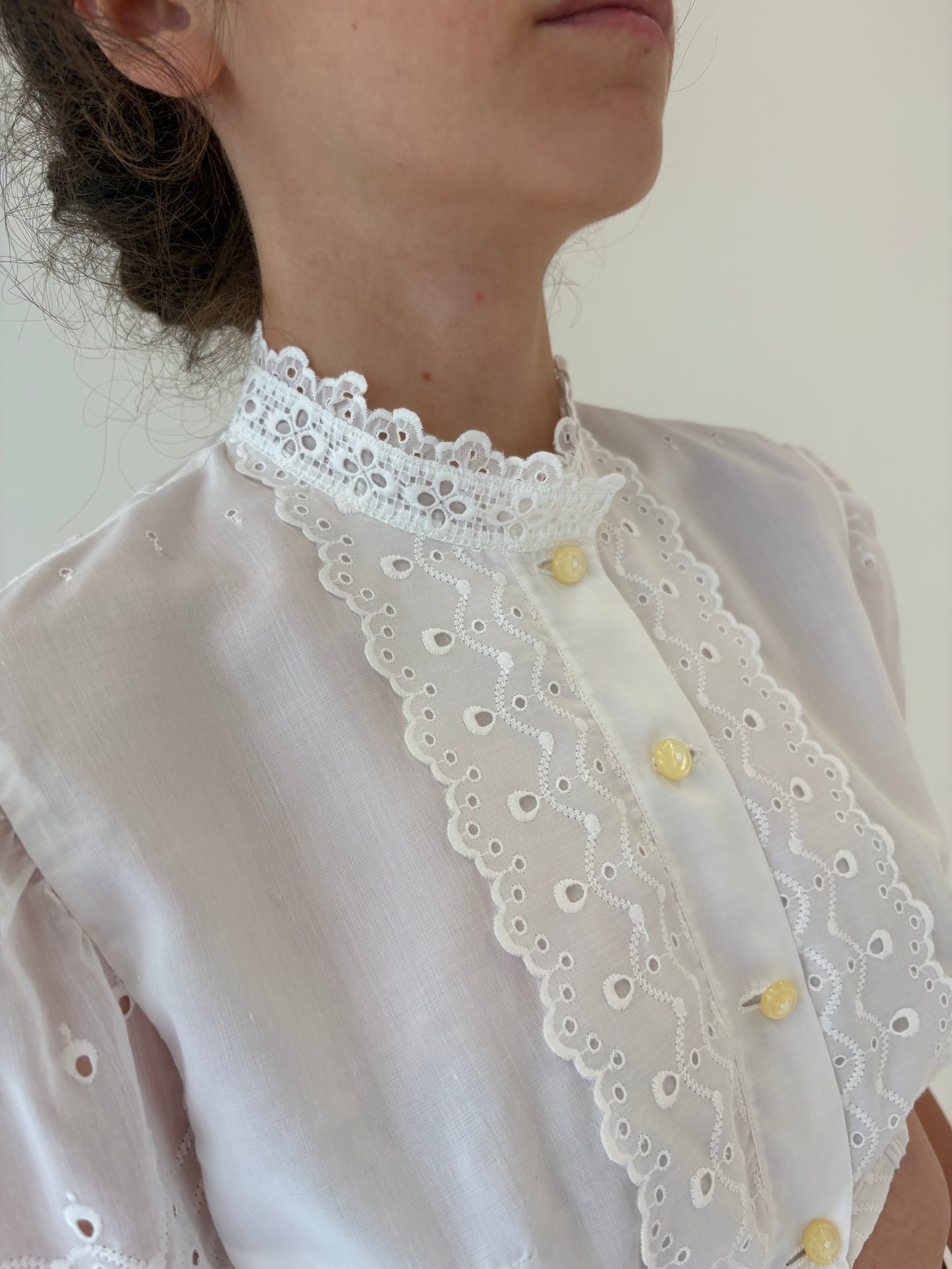 Top cropped cu broderie anglaise din panzica extrafina