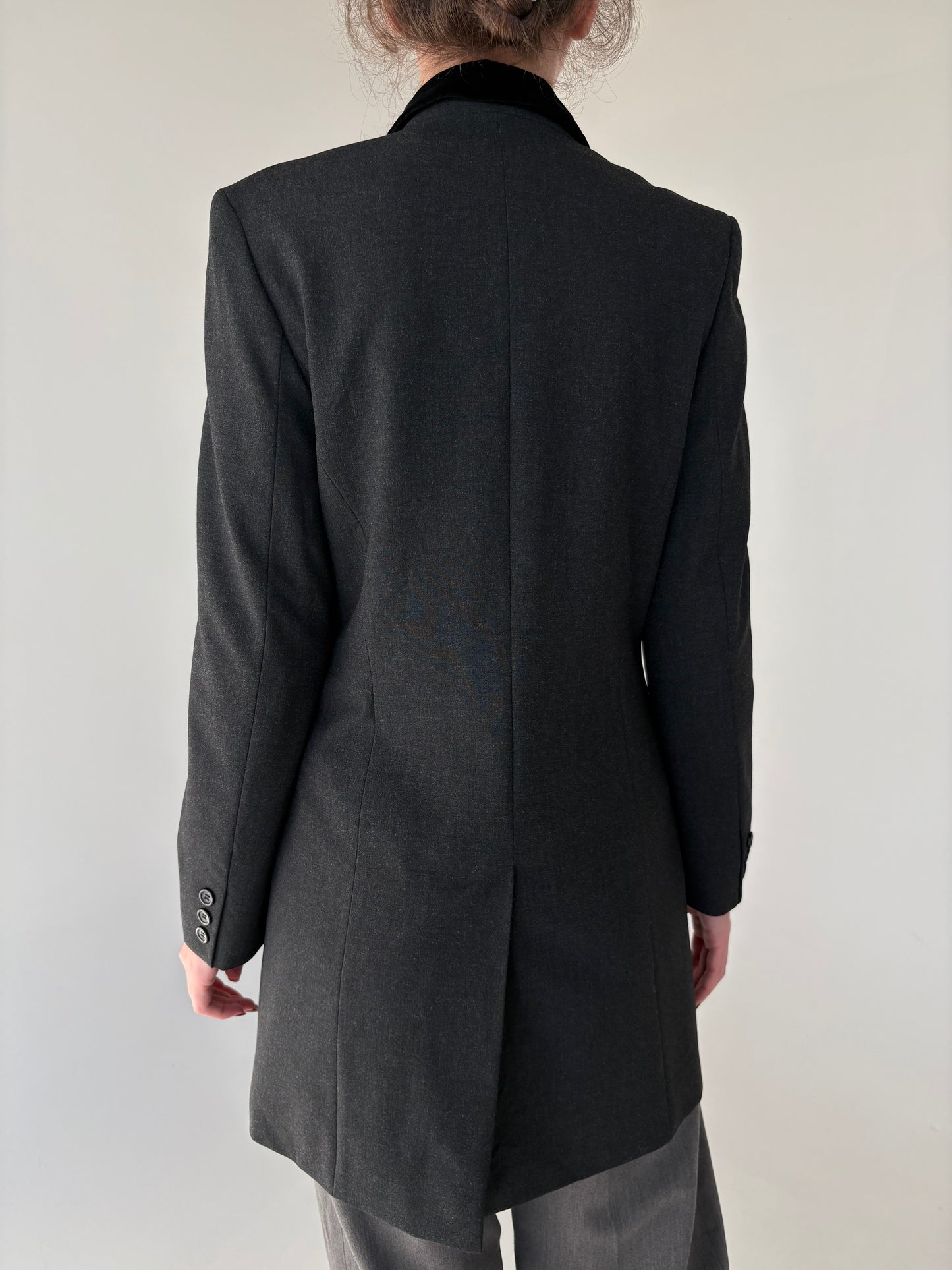 Pardesiu charcoal gray din lana extrafina în croi ușor cambrat