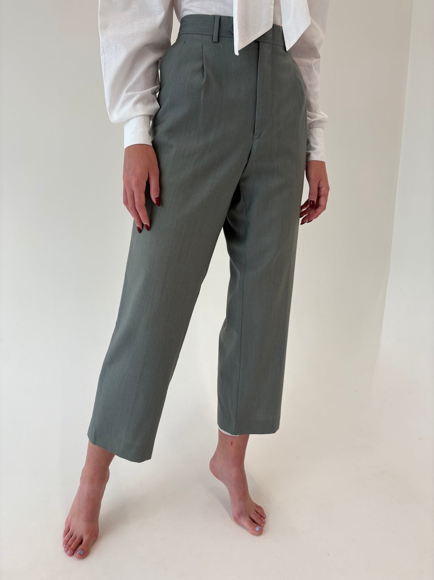 Pantaloni cu pense Sage green din stofă de lana pura extrafina certificată