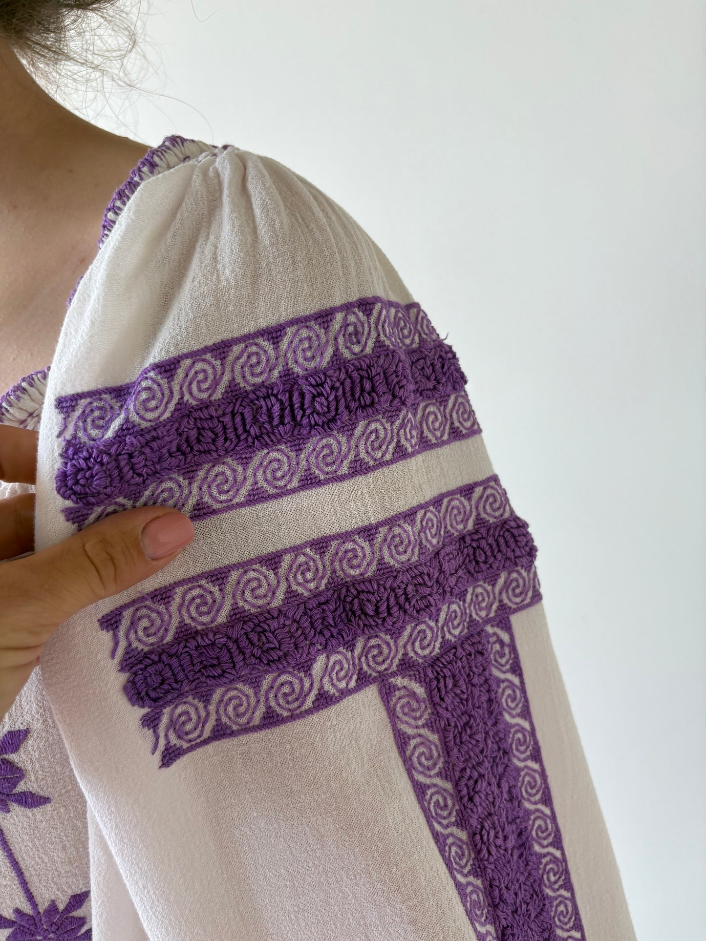 Bluză excepțională din pânză moale cu broderie manuală