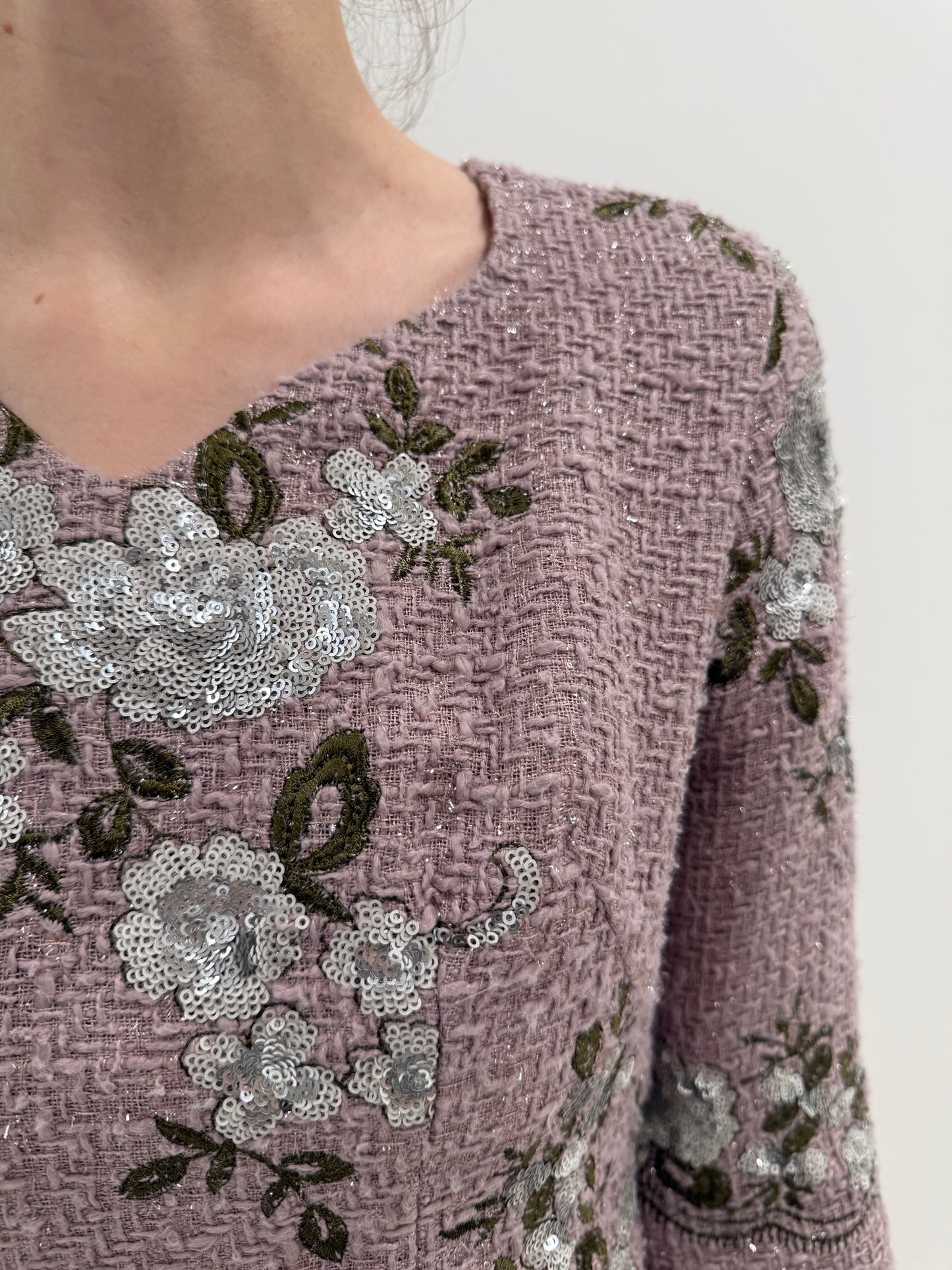 Rochie in stil Chanel din tweed dusty Pink cu aplicații și broderie