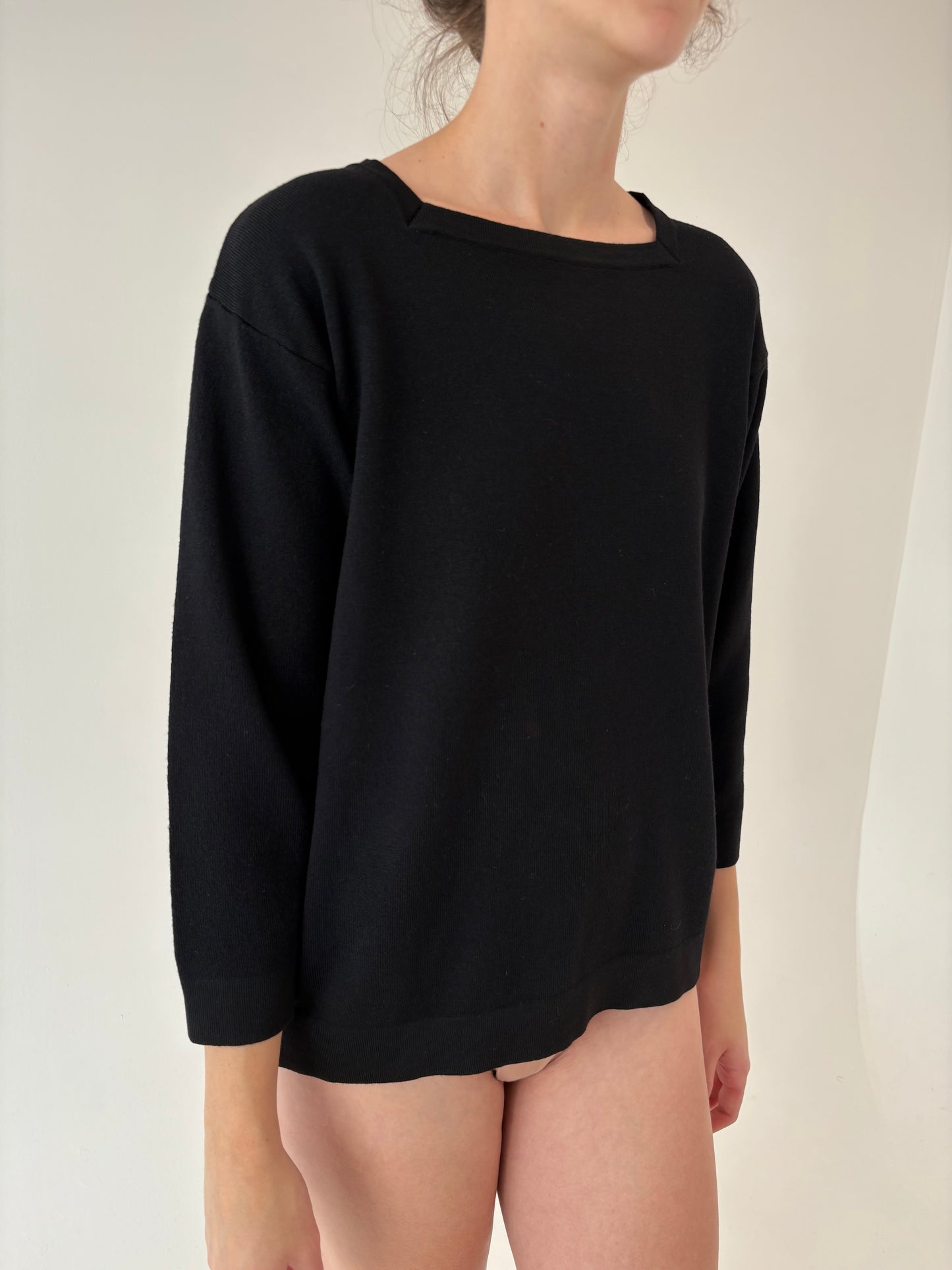 Pulover negru cu decolteu geometric din lana merino extrafina de gramaj mare