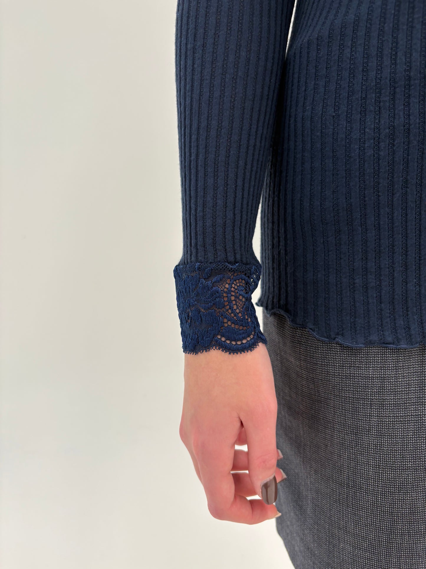 Maleta Navy ‘micro wool’ ribbed din jerse extrem de fin de la zi la seară