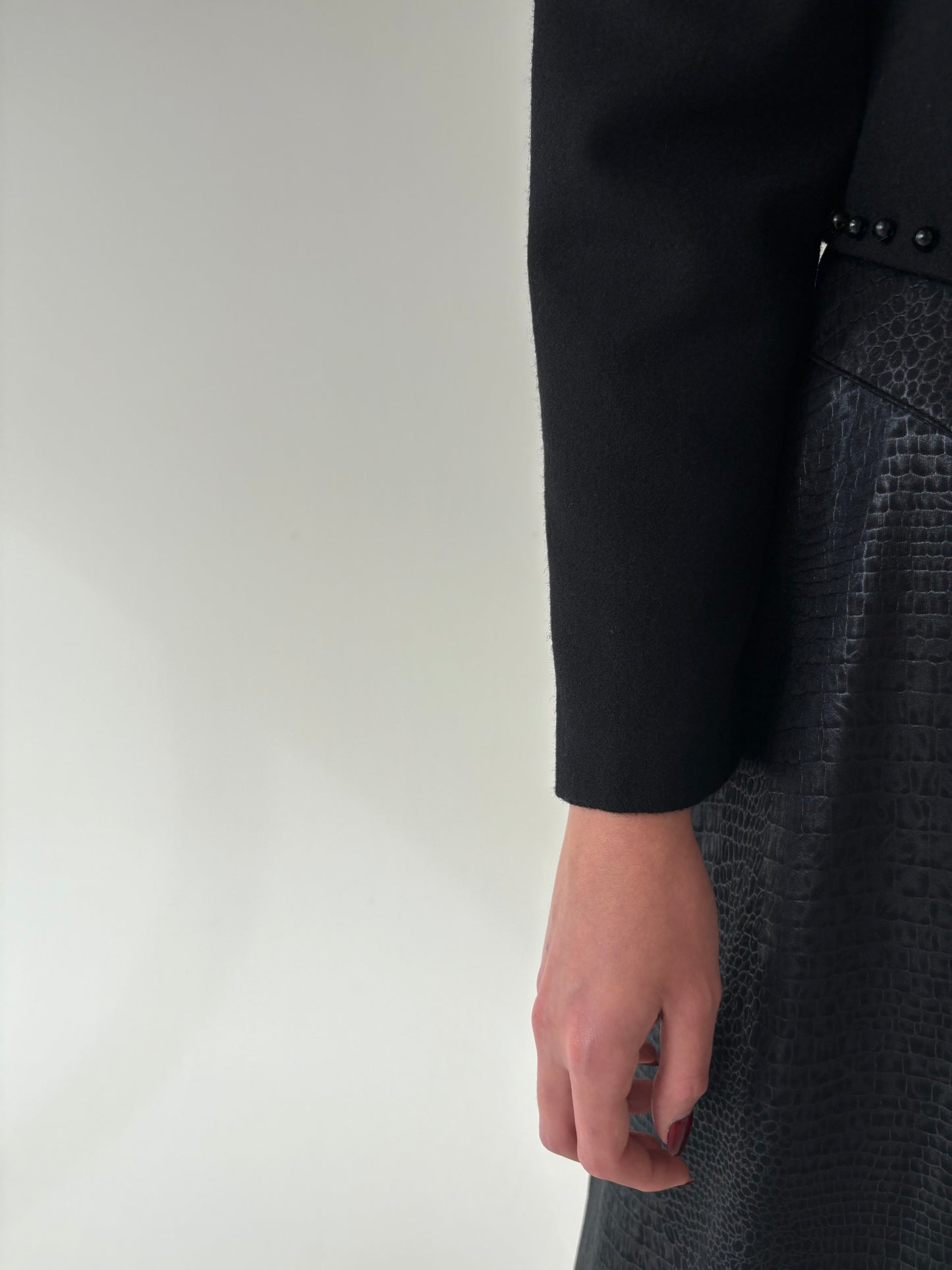Sacou vintage negru cropped cu aplicații manuala din perlute negre