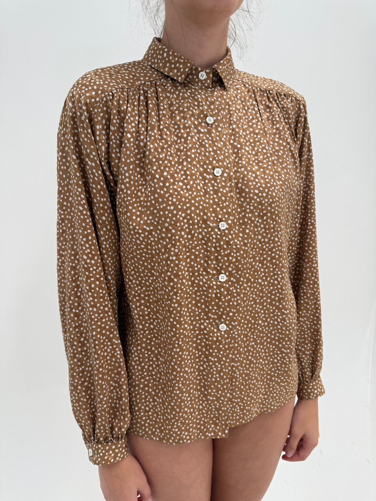 Cămașa vintage cu Bambi print super în trend cu bust drapat