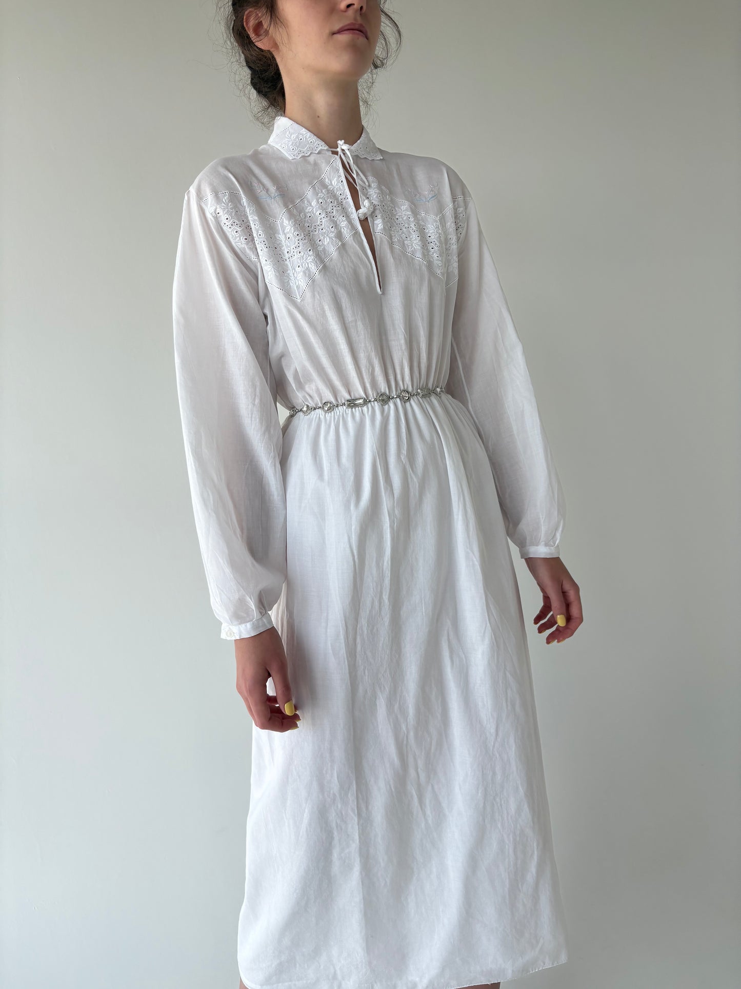 Rochie vintage italiană bijuterie din panzica extrafina de in cu broderie manuală