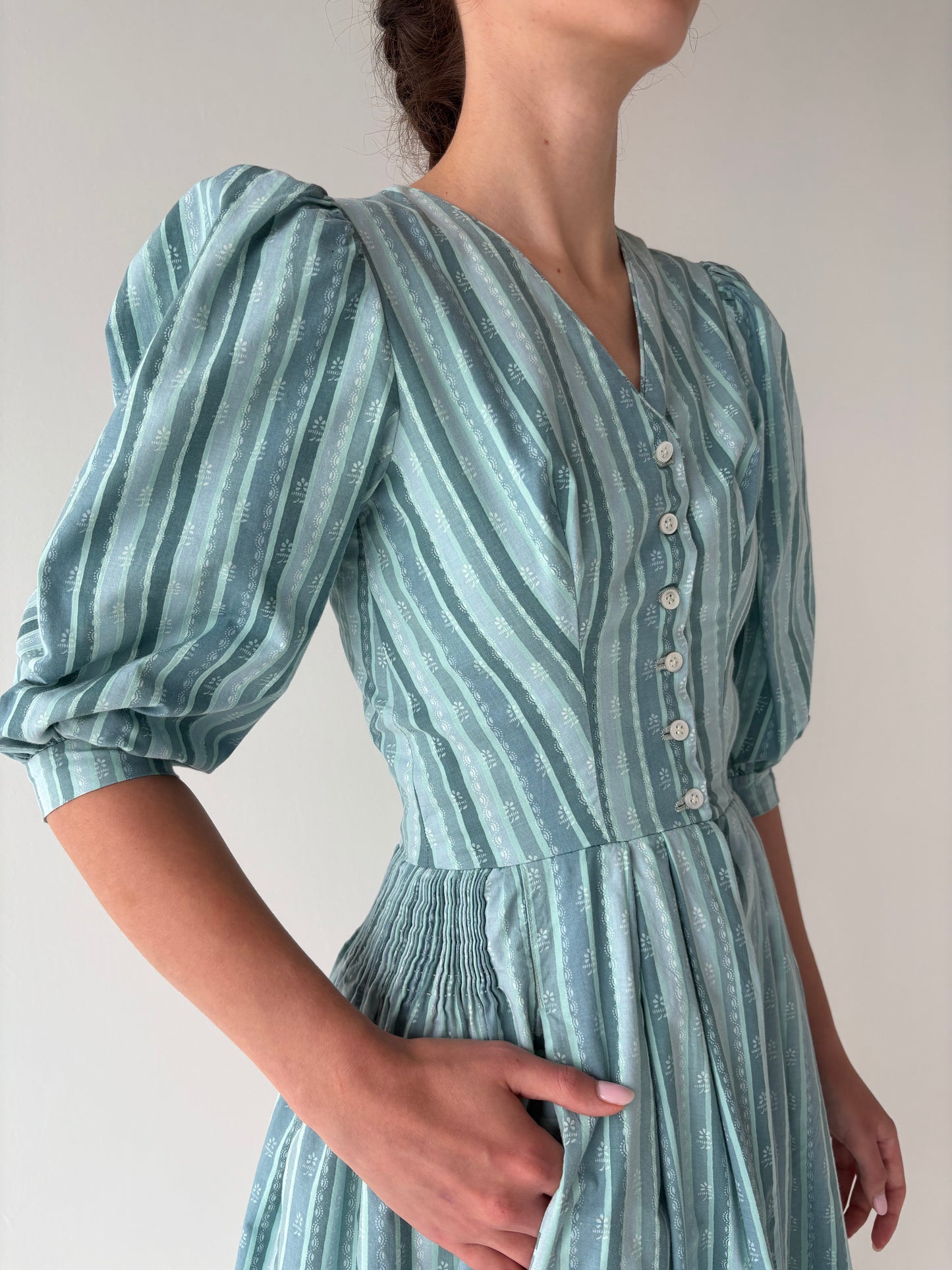 Rochie vintage cu corsaj în nuanțe superbe de mint green din pânză