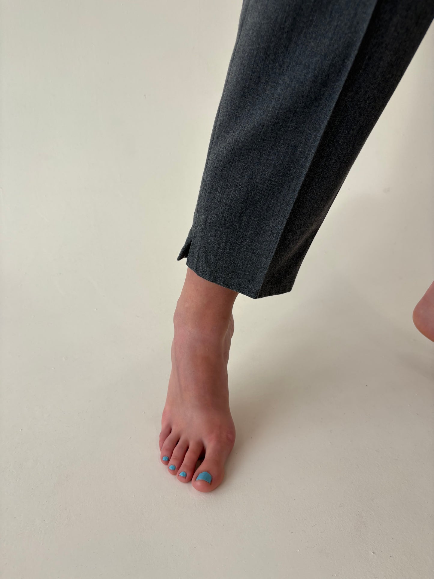 Pantaloni țigaretă cu talie ultra ultra înaltă din gabardină mom fit