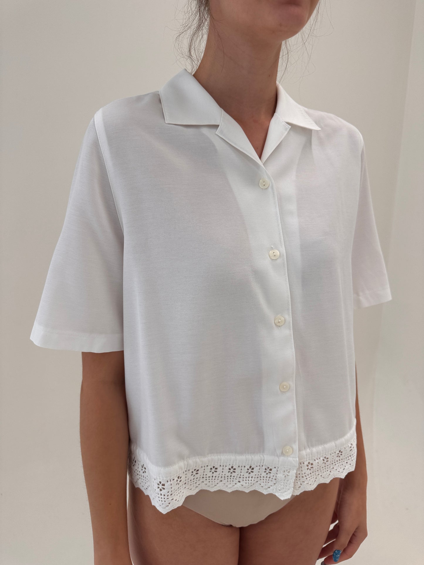Cămașa vintage cu tiv din dantelă macrame în croi minimalist