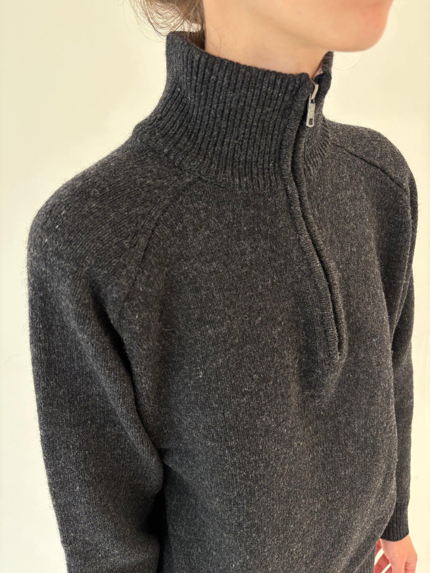 Maleta charcoal gray cu influențe sport din lana de gramaj mare