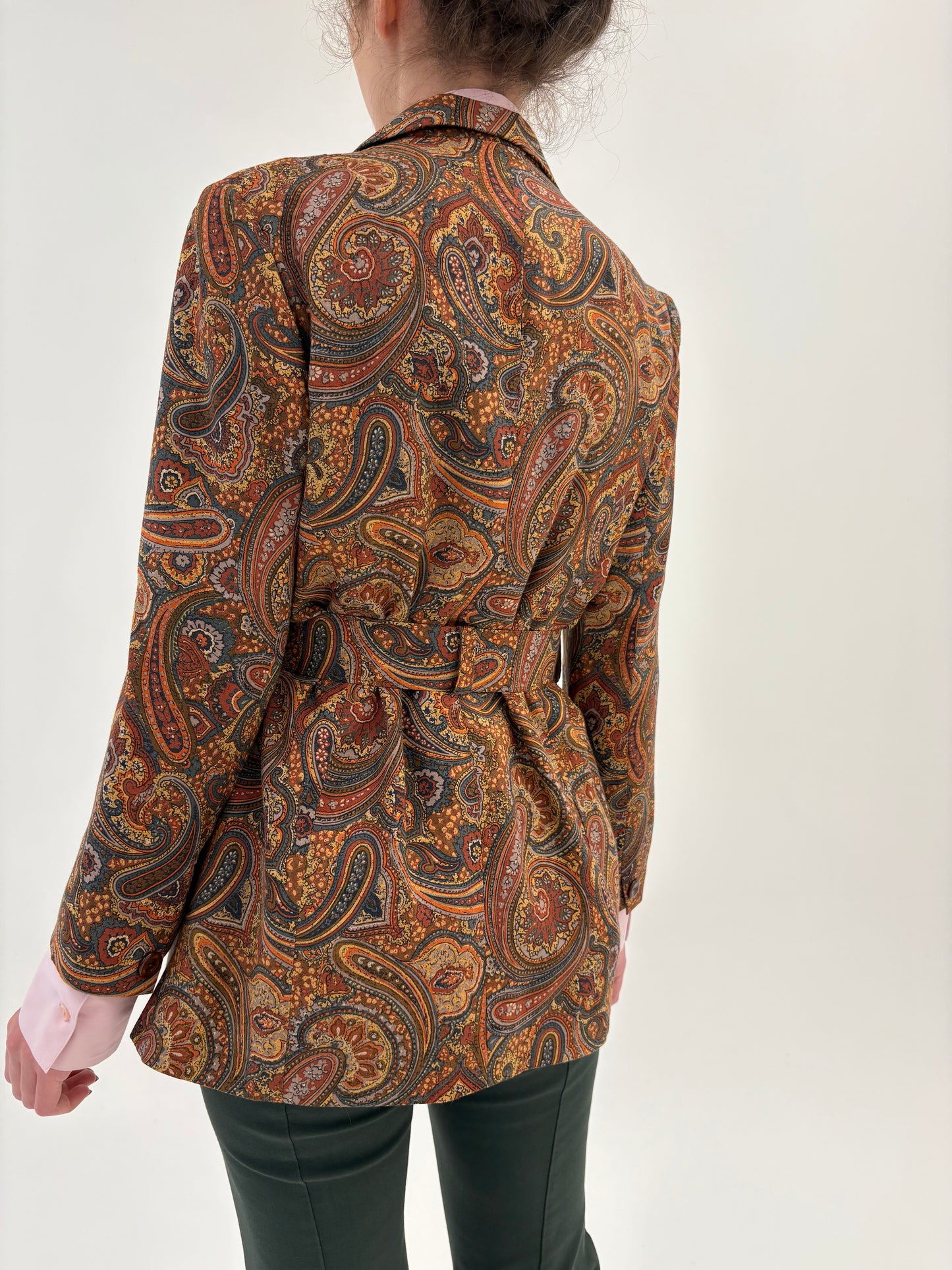 Sacou vintage cu print paisley, talie marcată și centura proprie