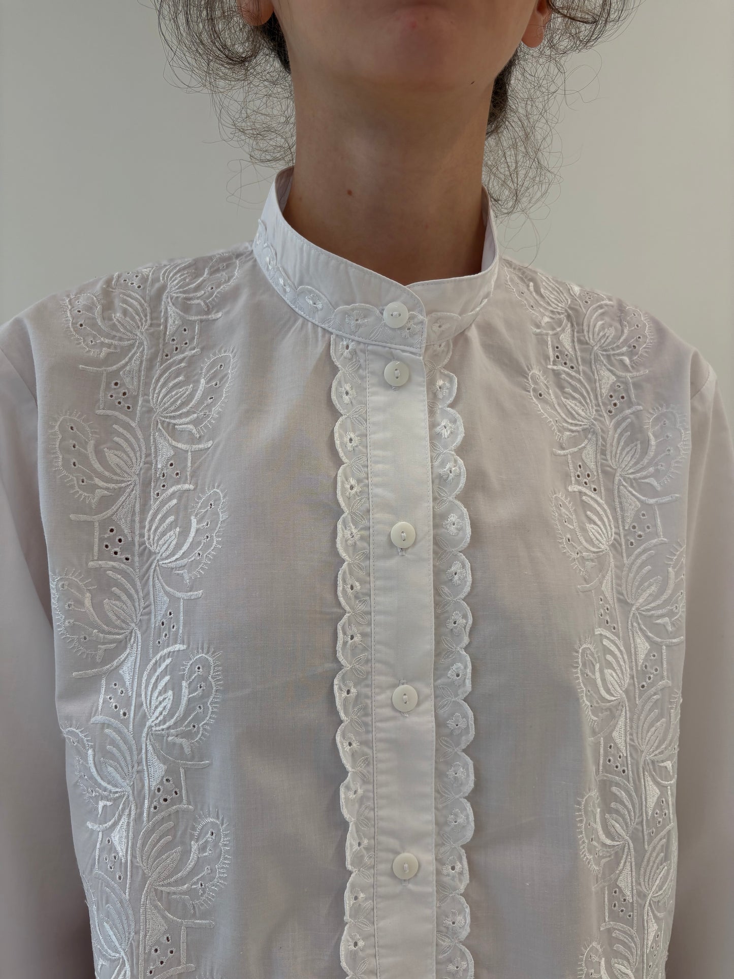 Cămașa vintage din bumbac cu broderie și dantelă