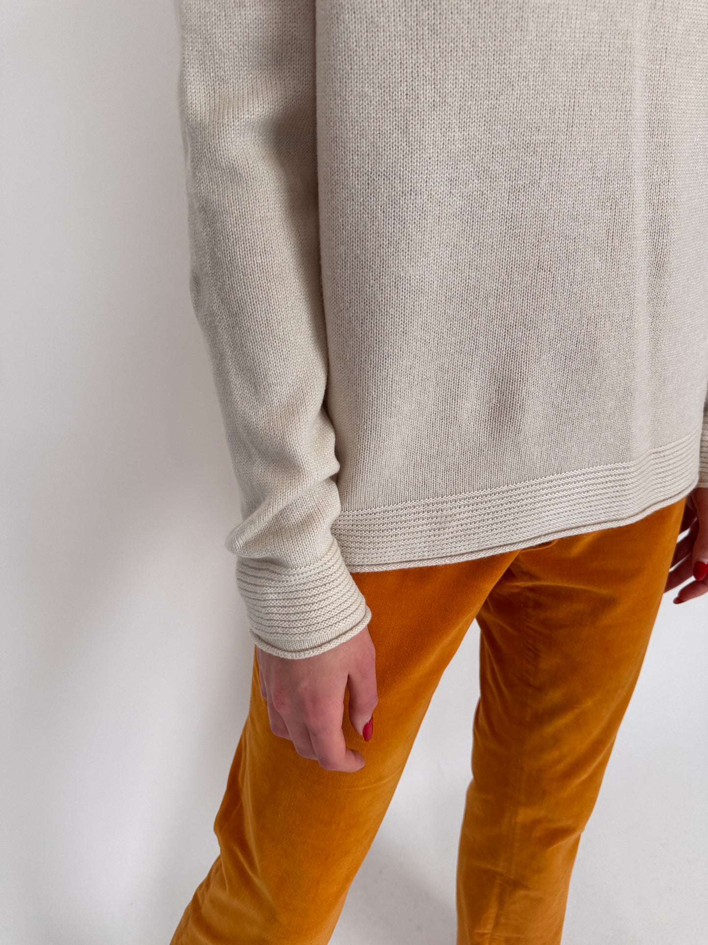 Maleta off white din lana merino extrafina în croi minimalist