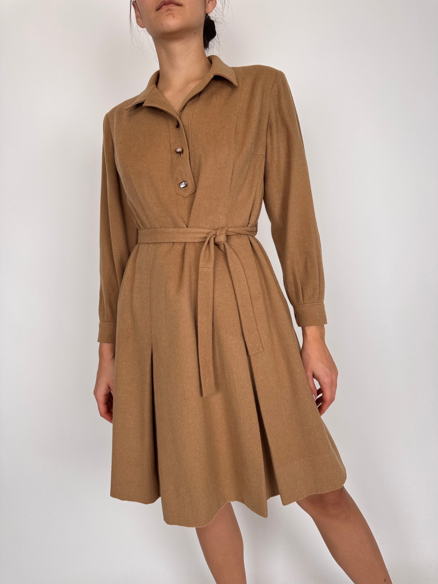 Rochie camel din stofă excepțională de lana extrafina ușor lucioasă
