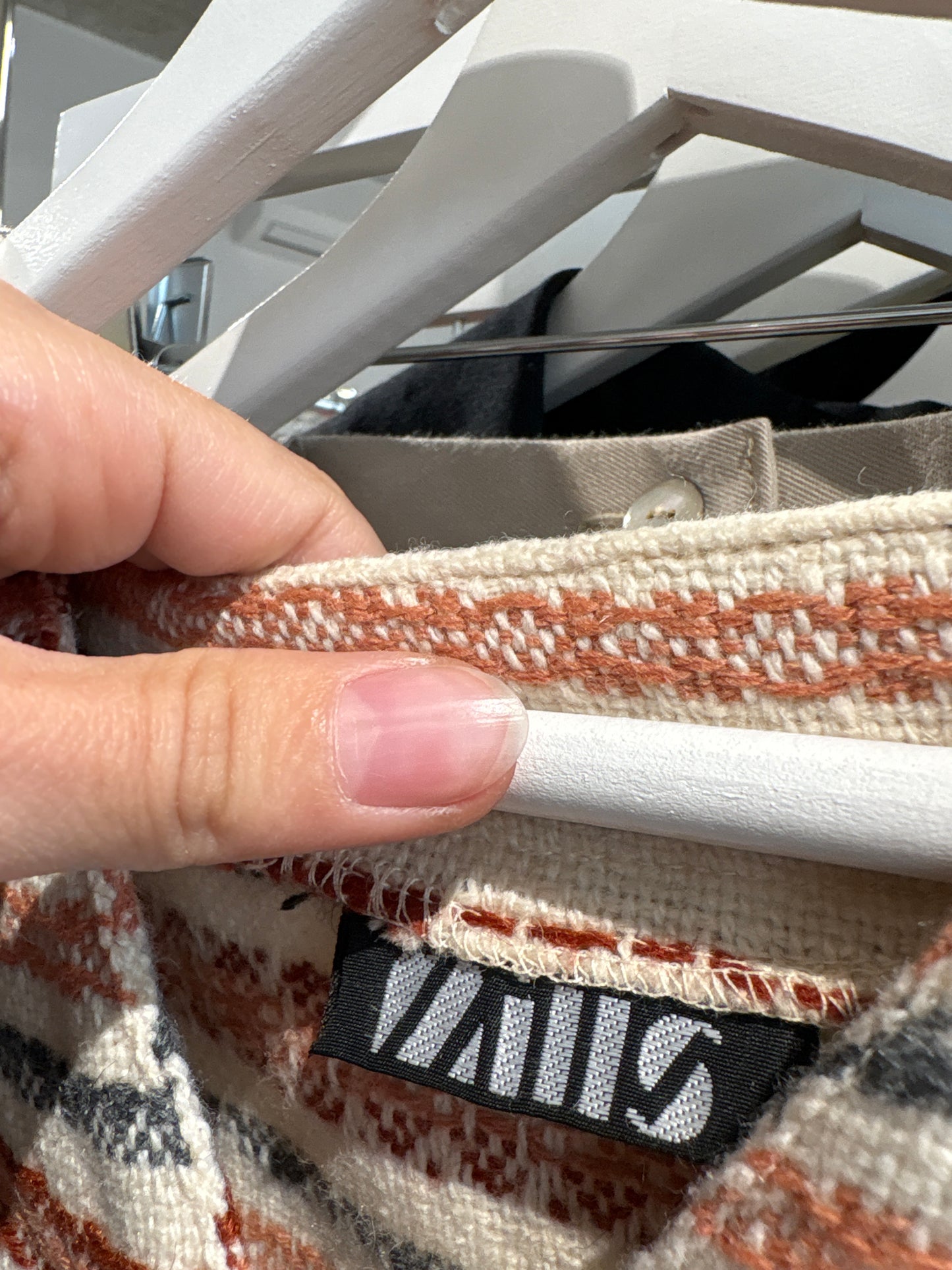 Sacou cambrat butter nude cu dungi din stofă plină de lana texturată ca o pânză