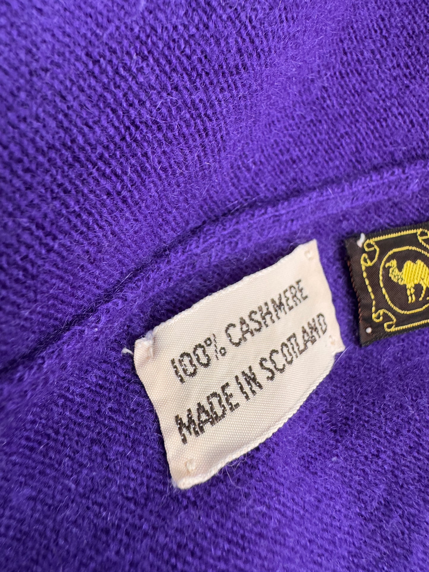 Cardigan tall electric violet din cașmir scoțian cu manșete înalte