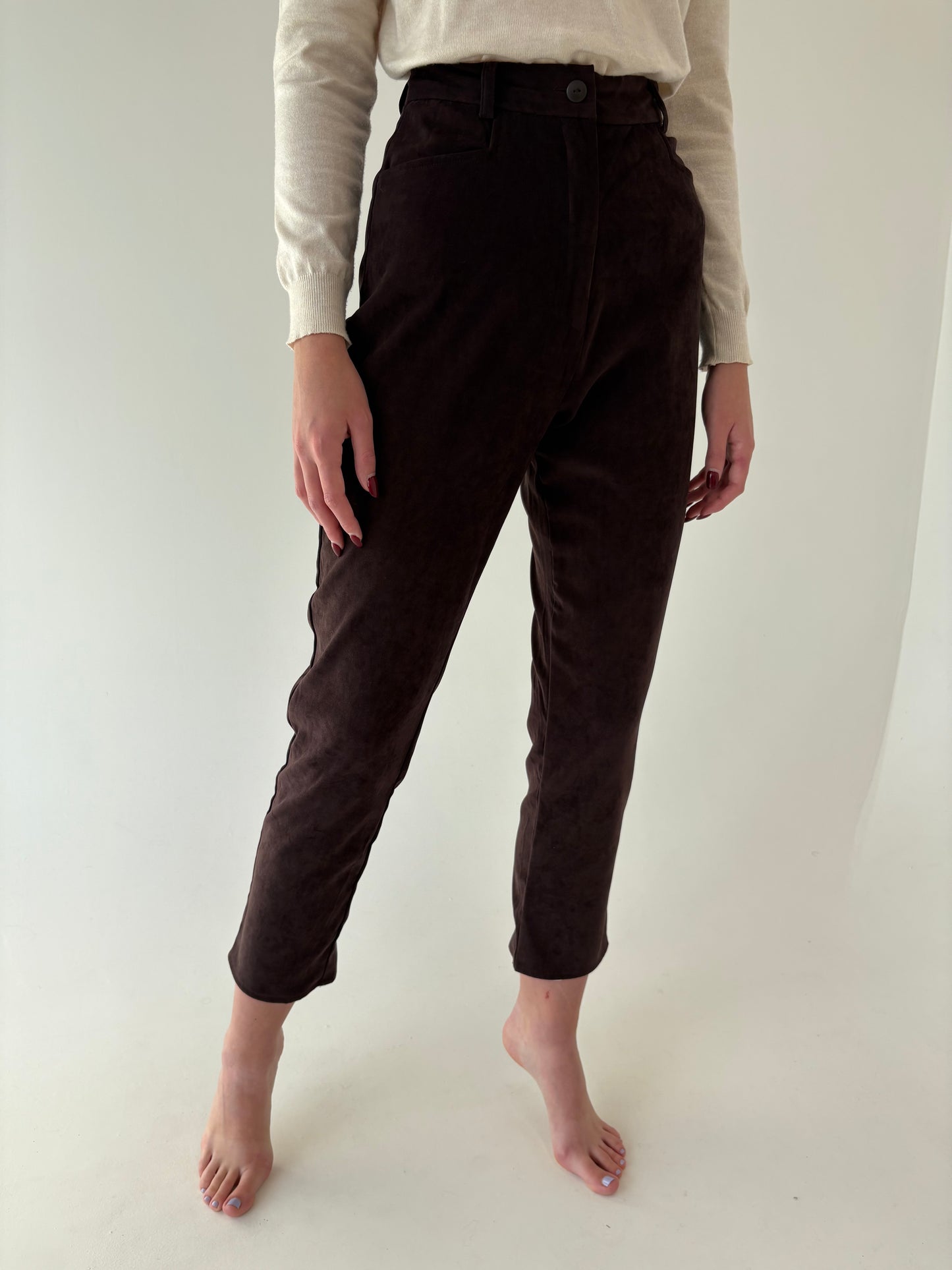 Pantaloni țigaretă chocolate brown cu talie ultra înaltă și aspect de piele întoarsă
