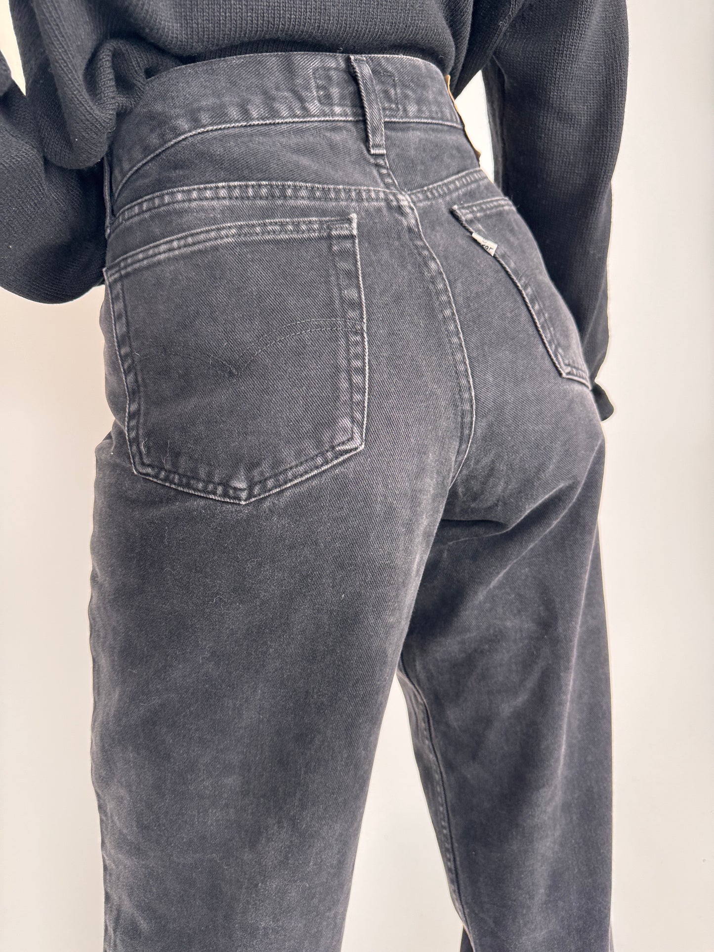 Jeanși vintage Levi’s în croi clasic din bumbac gros moale