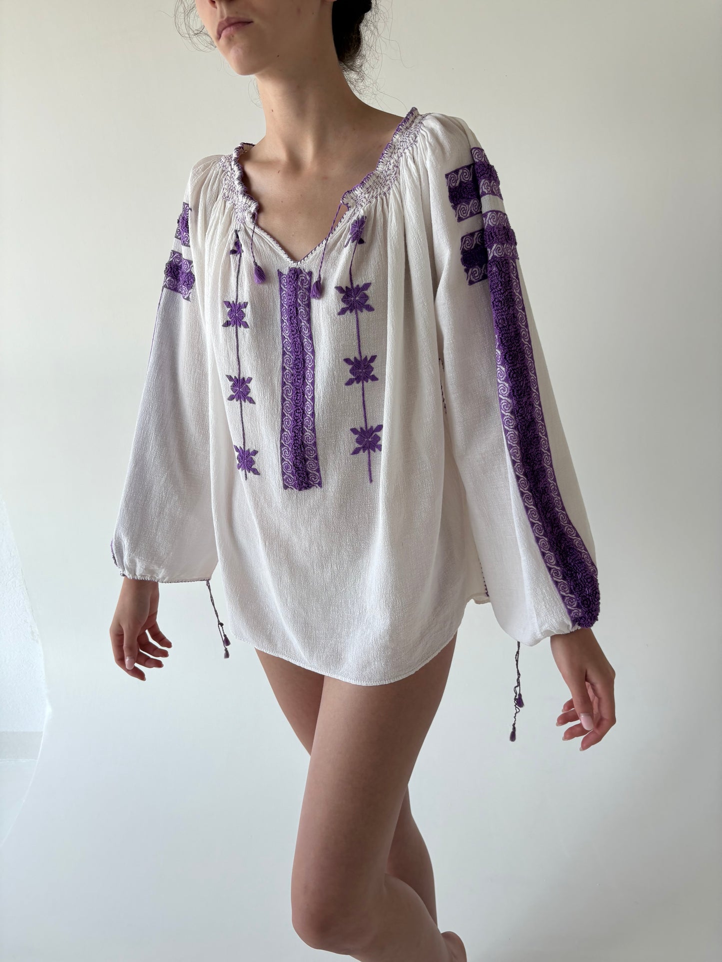 Bluză excepțională din pânză moale cu broderie manuală