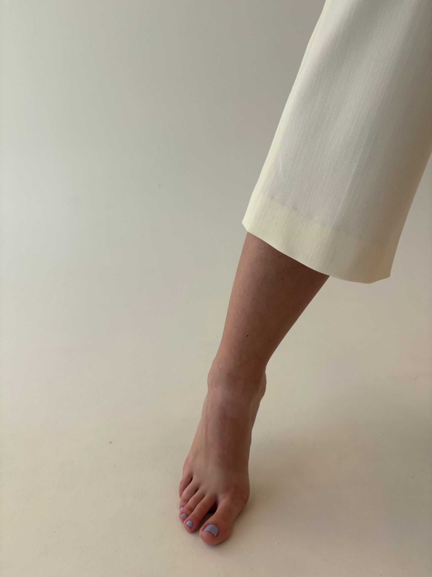 Pantaloni capri petite butter white din lana extrafina strech