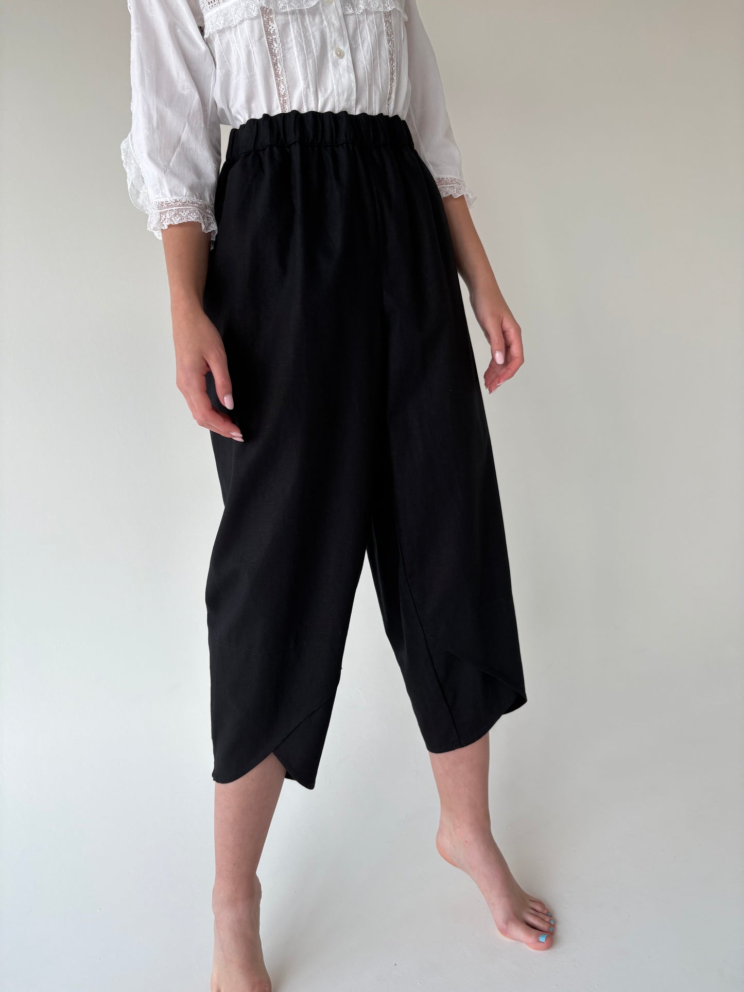 Pantaloni negri în croi chic cu talie ultra înaltă din pânză de in și BBC