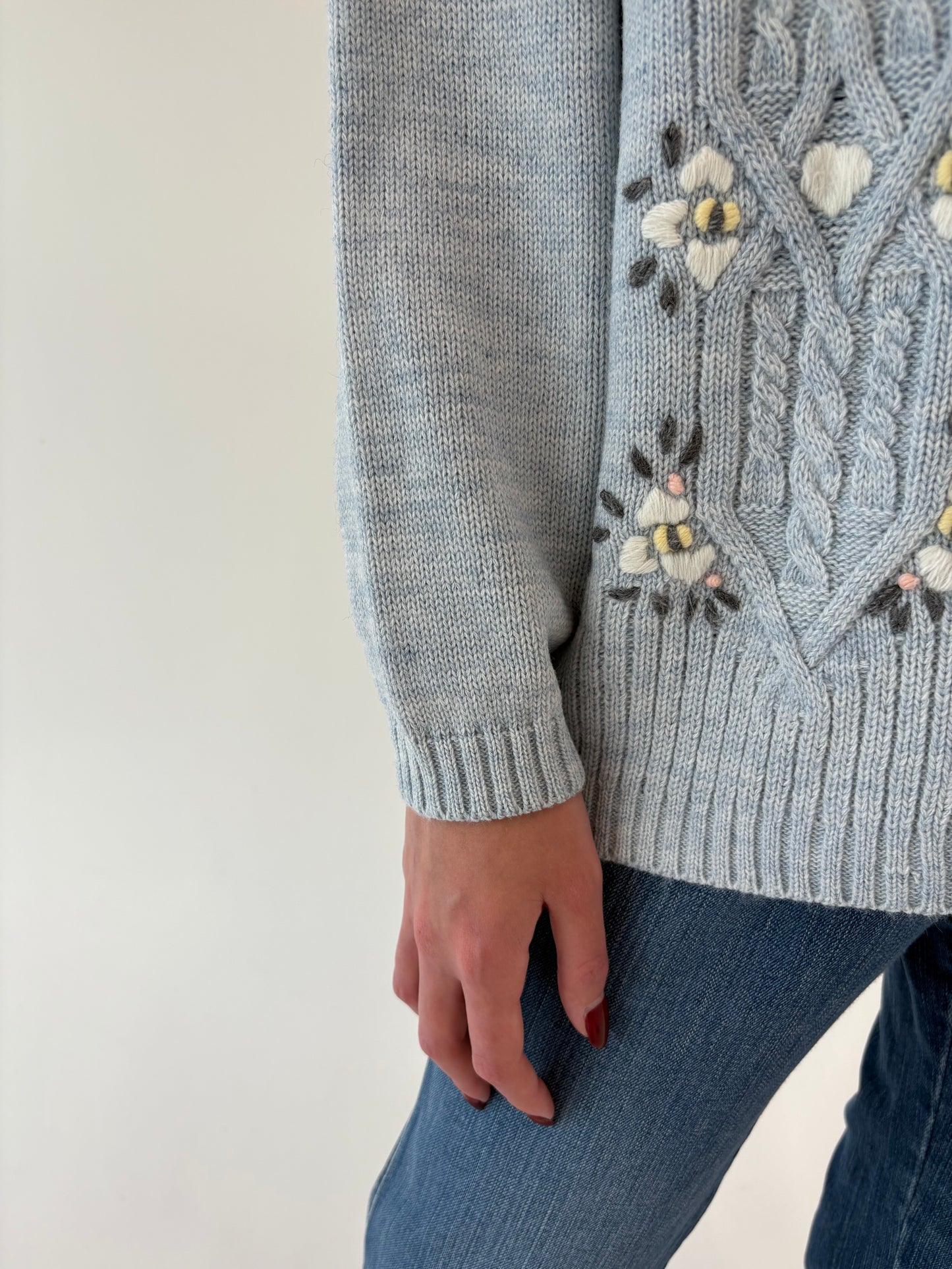 Cardigan vintage baby Blue de gramaj mate din lana extrafina brodat manual