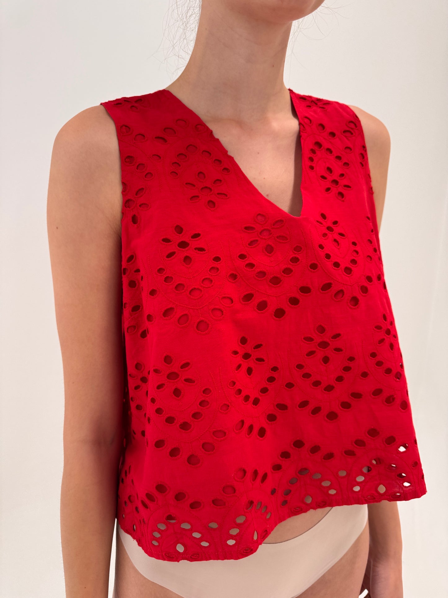 Top cherry red integral cu broderie anglaise în croi lejer